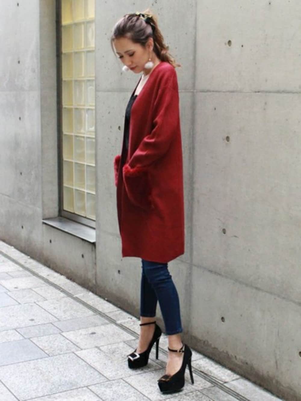 レッド系のカーディガン/ボレロ、ブルー系のデニムパンツ、ブラック系のパンプスを着用したレディースの秋コーディネートの1枚目の写真