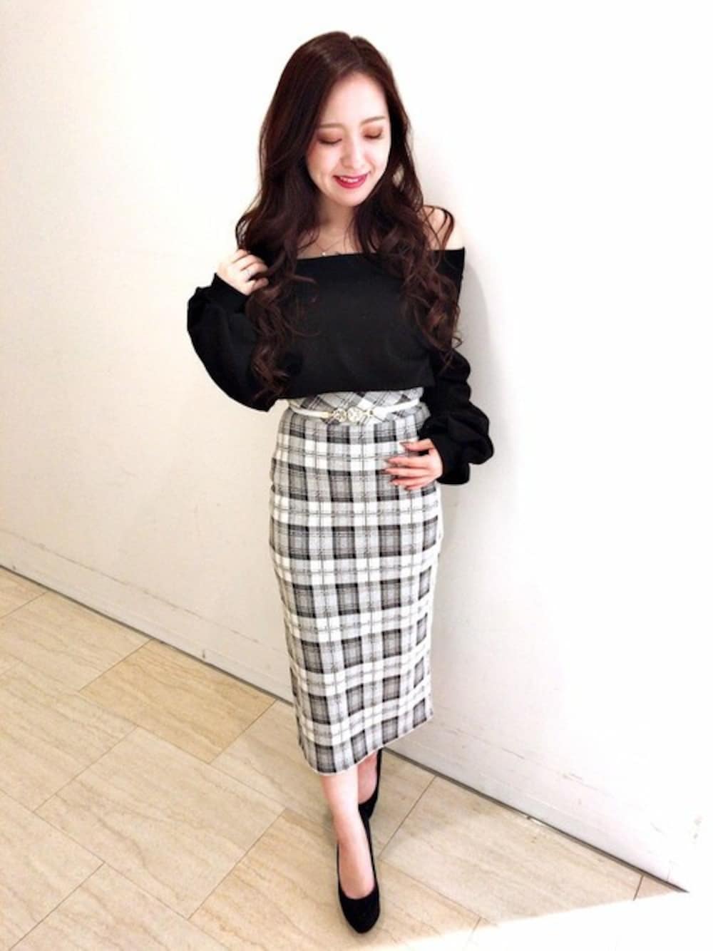 ブラック系のスウェット、グレー系のスカート、ホワイト系のベルトを着用したレディースの秋コーディネートの1枚目の写真