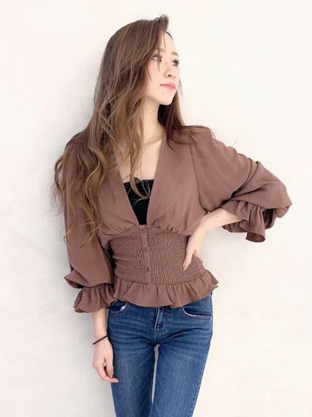 ブルー系のデニムパンツ、ブラウン系のシャツ/ブラウスを着用したレディースの秋コーディネートの1枚目の写真