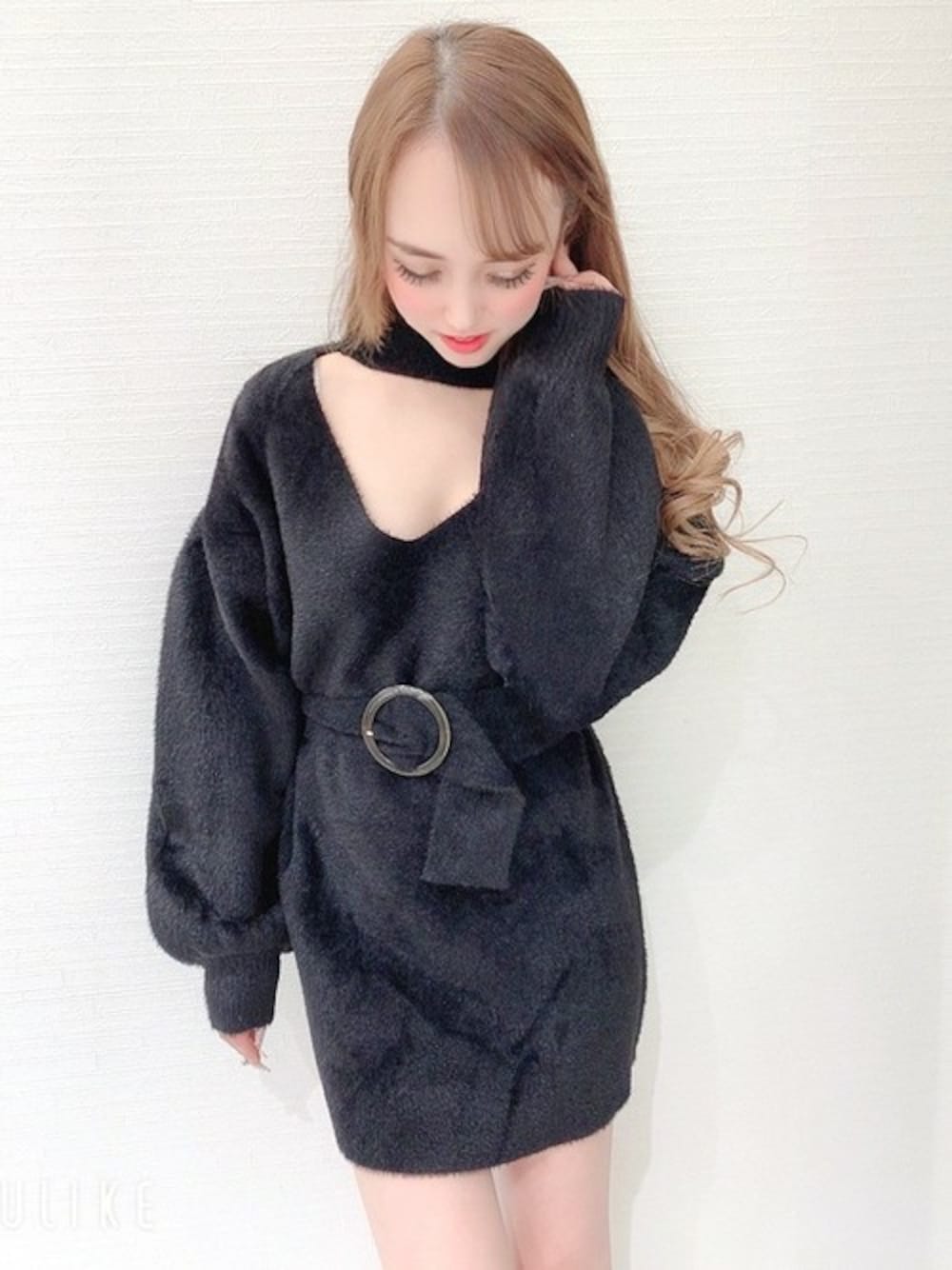 ブラック系のチュニックを着用したレディースの冬コーディネートの1枚目の写真