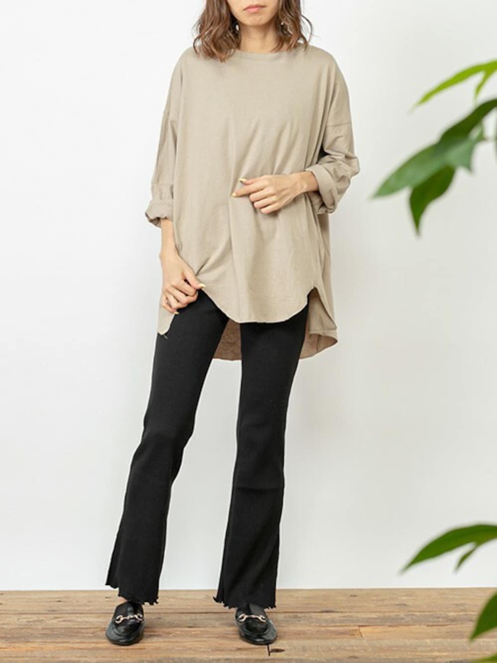 ベージュ系のチュニック、ブラック系のその他パンツを着用したレディースの春コーディネートの1枚目の写真
