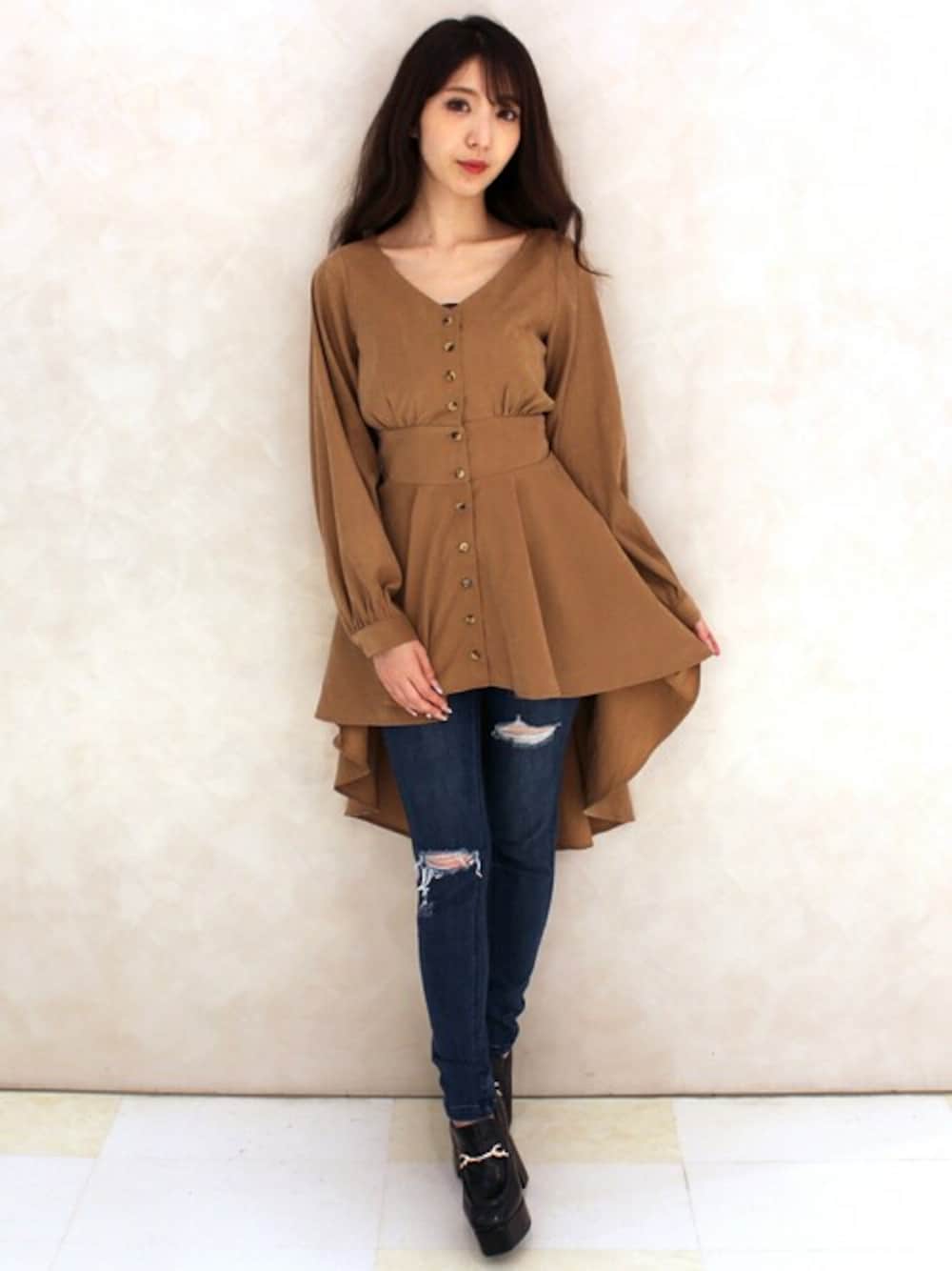 ブラック系のパンプス、ブラウン系のシャツワンピースを着用したレディースの冬コーディネートの1枚目の写真