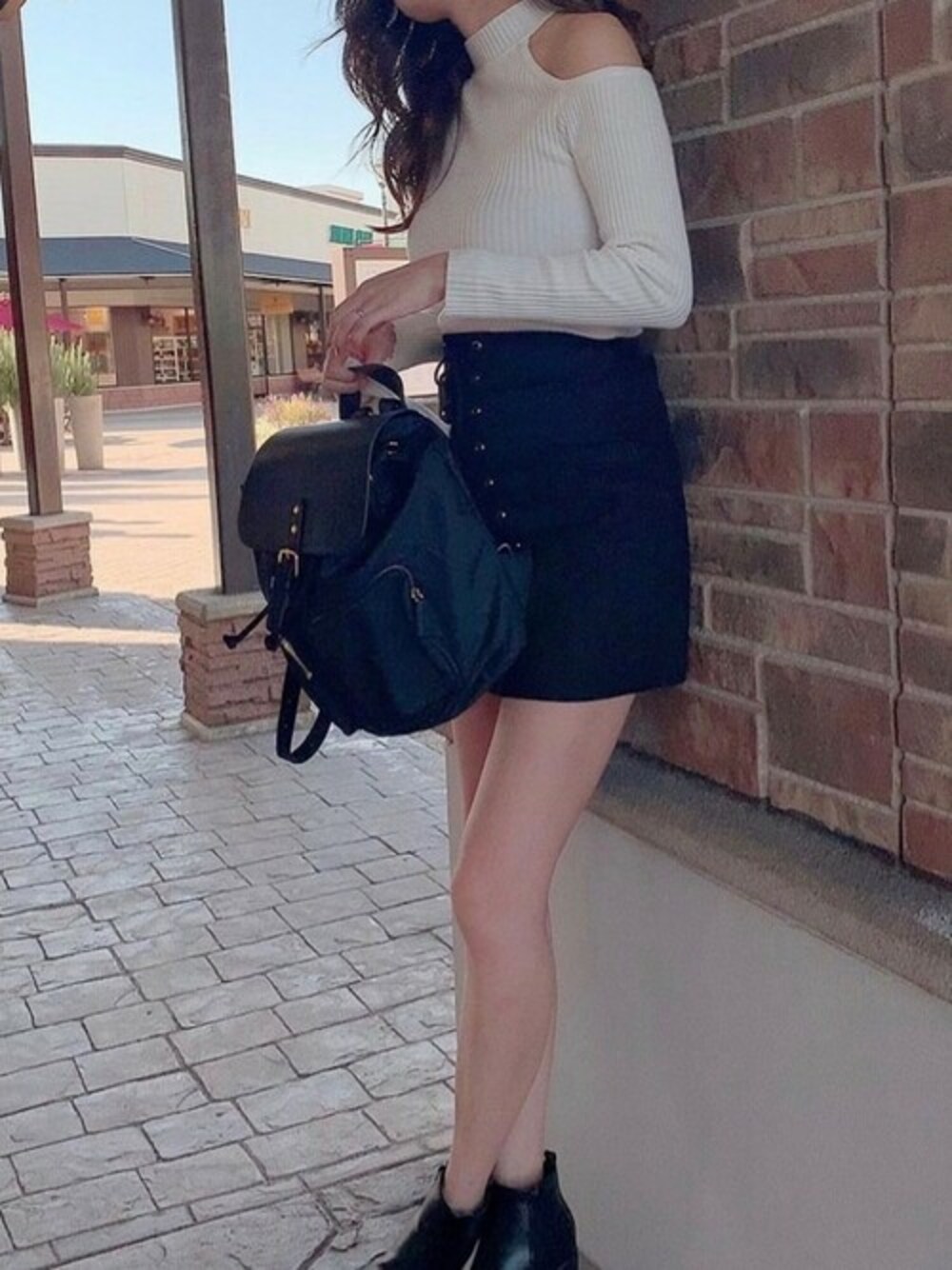 ホワイト系のニット/セーター、ブラック系のスカートを着用したレディースの秋コーディネートの1枚目の写真