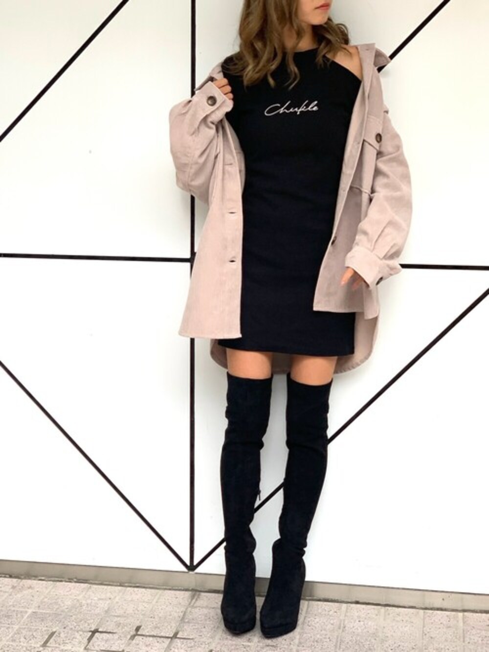 ベージュ系のブルゾン、ブラック系のワンピース、ブラック系のブーツを着用したレディースの秋コーディネートの1枚目の写真