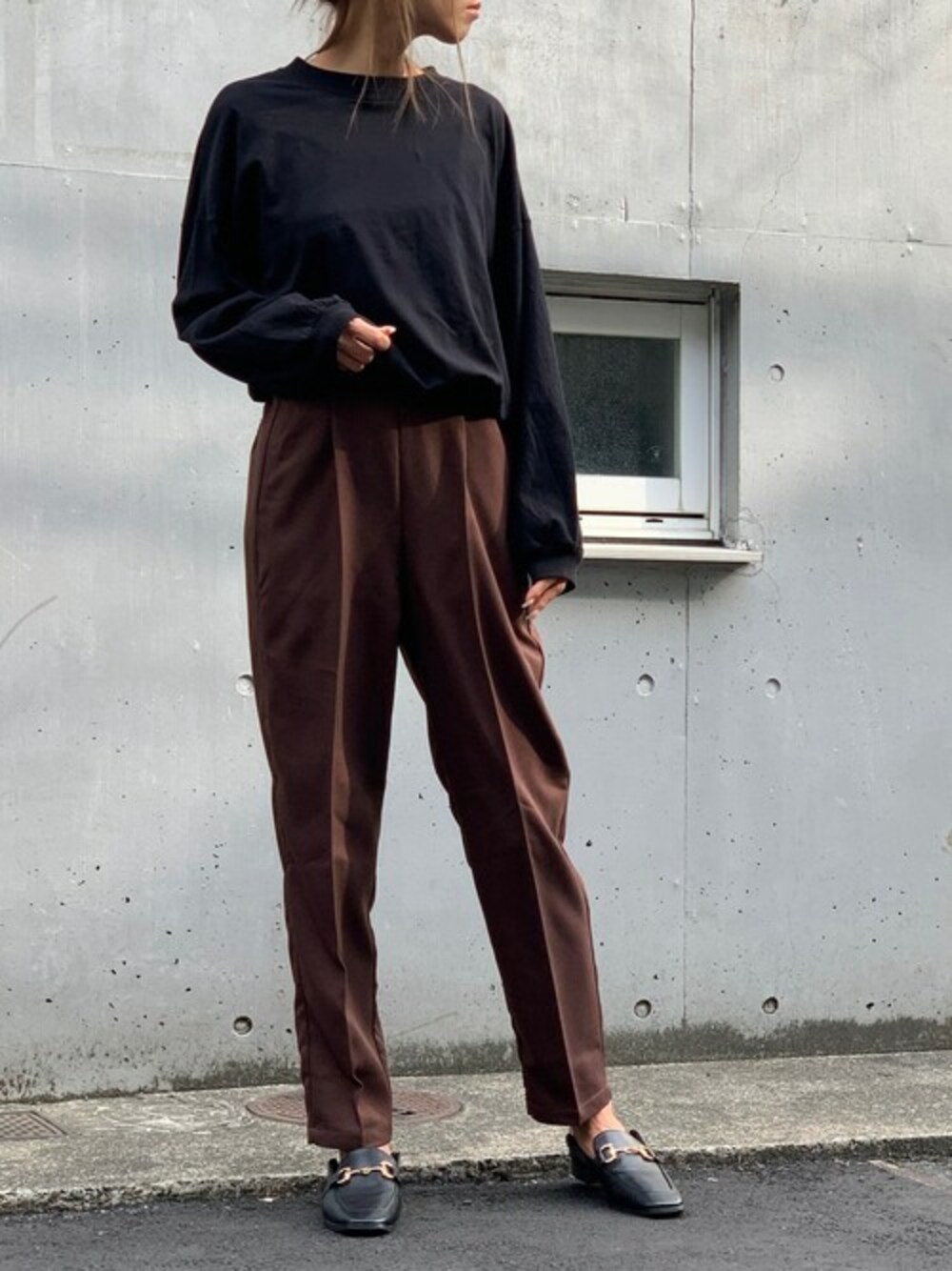 ブラック系のTシャツ/カットソー、ブラウン系のその他パンツ、ブラック系のローファーを着用したレディースの秋コーディネートの1枚目の写真