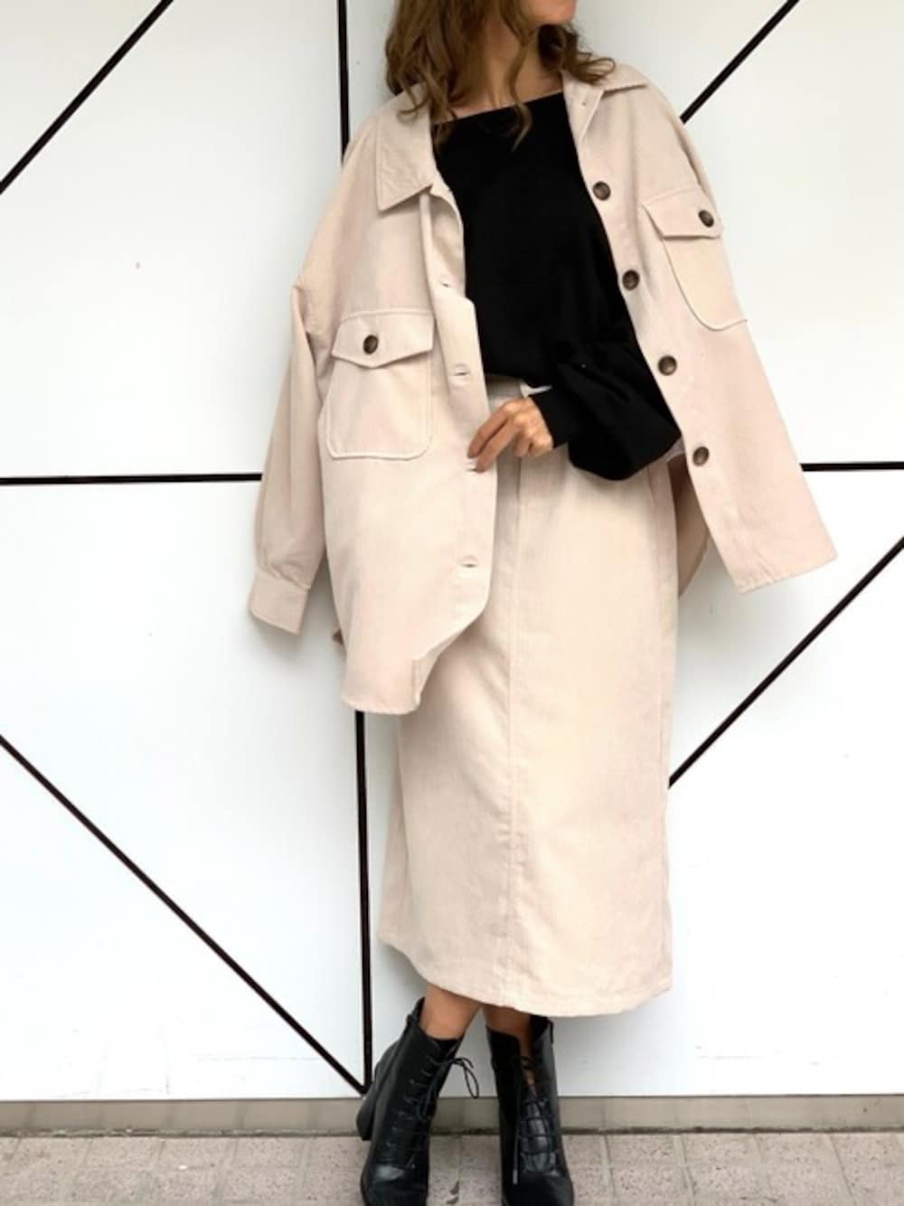 ホワイト系のブルゾン、ホワイト系のスカート、ブラック系のスウェットを着用したレディースの秋コーディネートの1枚目の写真