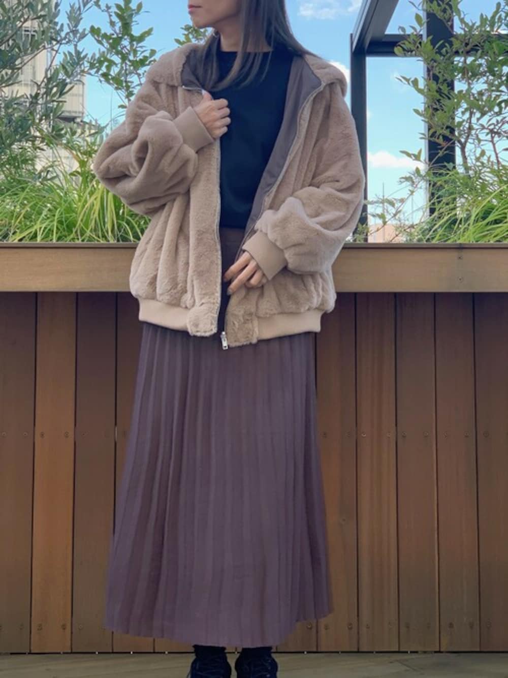 ブラウン系のMA-1、ブラウン系のスカート、ブラック系のTシャツ/カットソーを着用したレディースの秋コーディネートの1枚目の写真