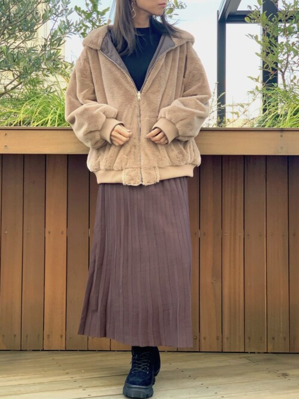 ブラウン系のMA-1、ブラウン系のスカート、ブラック系のTシャツ/カットソーを着用したレディースの秋コーディネートの1枚目の写真