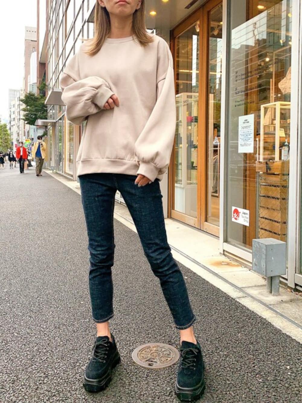 「スウェット、スニーカーコーデ、リラックススタイル、厚底スニーカー、リラックスコーデ、スリムデニム、ママコーデ、ビッグスウェット、ママファッション、袖ボリューム」｜「DELYLEの【DELYLE】ボリューム袖裏起毛スウェット（スウェット、ブラウン系）」を使った、Delyle NOIR STAFFさん（レディース・160cm）の冬コーディネートの1枚目の写真
