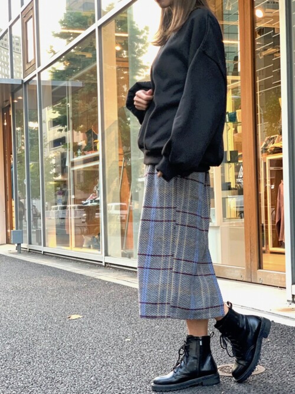 ブラック系のスウェット、グレー系のスカートを着用したレディースの冬コーディネートの1枚目の写真