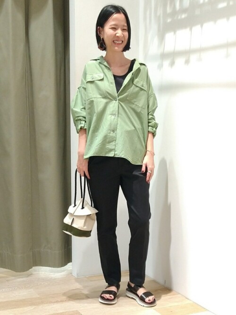 グリーン系のシャツ/ブラウス、グレー系のタンクトップ、ブラック系のその他パンツを着用したレディースの春コーディネートの1枚目の写真