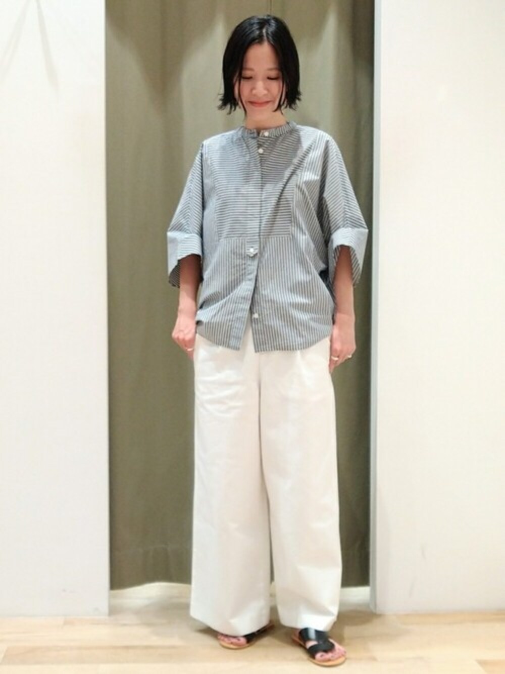 ブルー系のシャツ/ブラウス、ホワイト系のその他パンツ、ブラック系のサンダルを着用したレディースの夏コーディネートの1枚目の写真