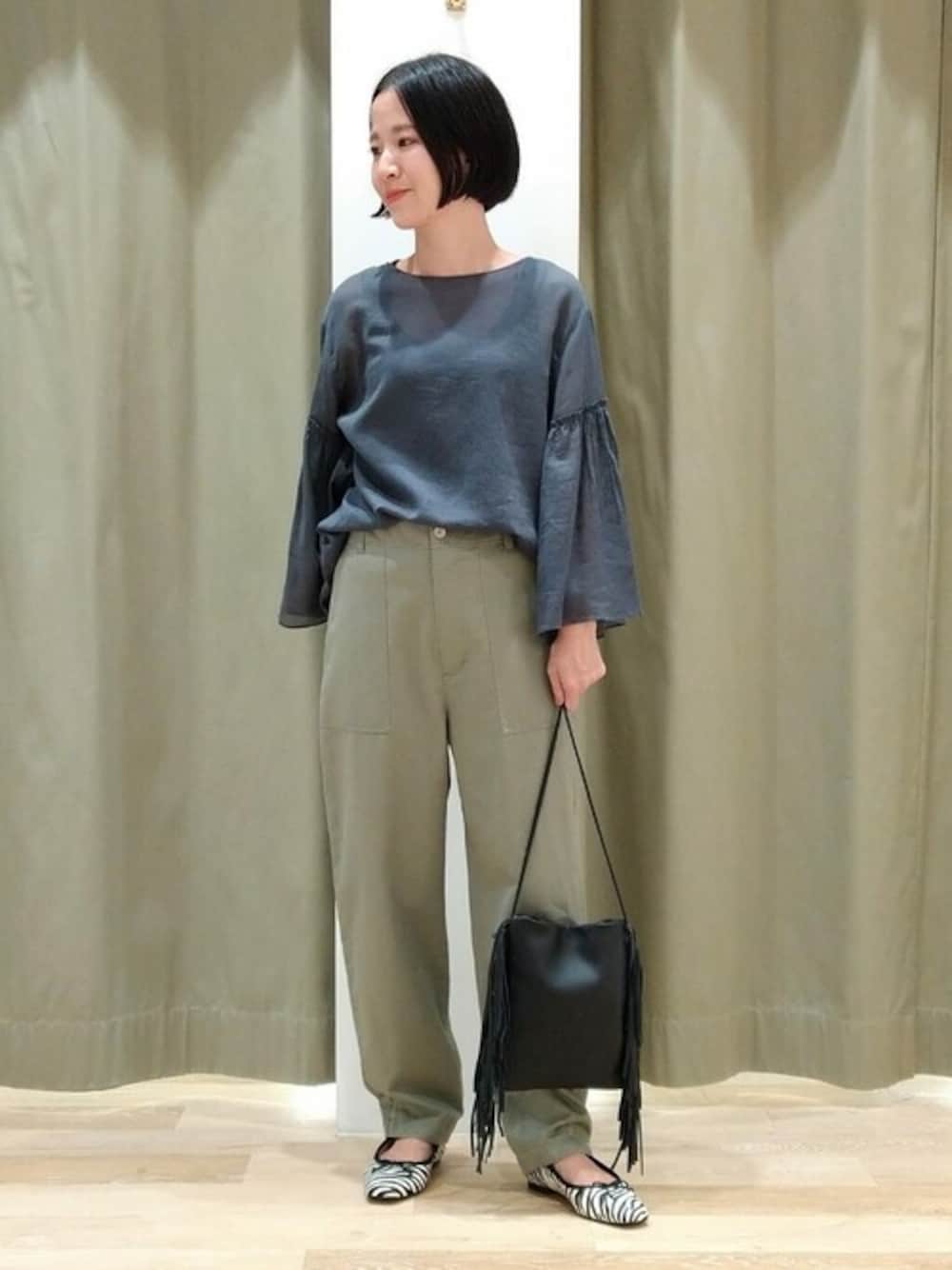 グレー系のシャツ/ブラウス、グレー系のタンクトップ、グリーン系のその他パンツを着用したレディースの秋コーディネートの1枚目の写真