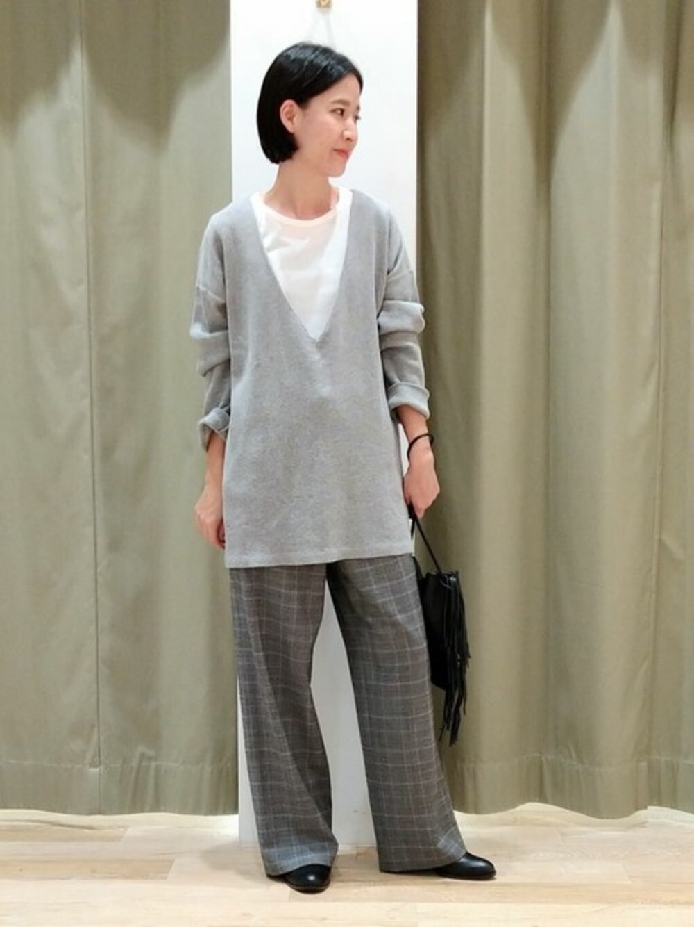 グレー系のTシャツ/カットソー、ホワイト系のTシャツ/カットソー、グレー系のその他パンツを着用したレディースの秋コーディネートの1枚目の写真