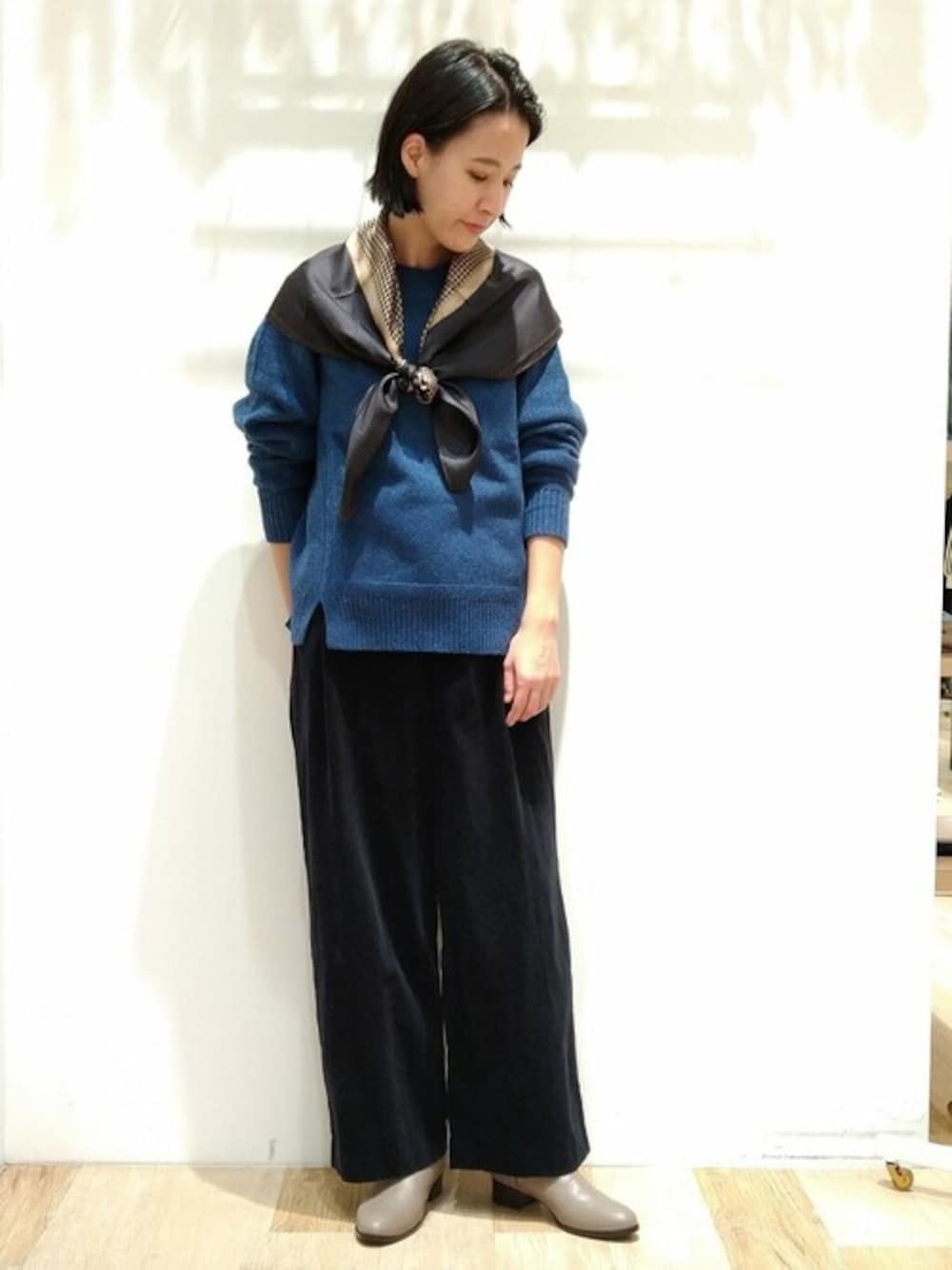 ブルー系のニット/セーター、ブルー系のその他パンツ、ベージュ系のブーツを着用したレディースの秋コーディネートの1枚目の写真