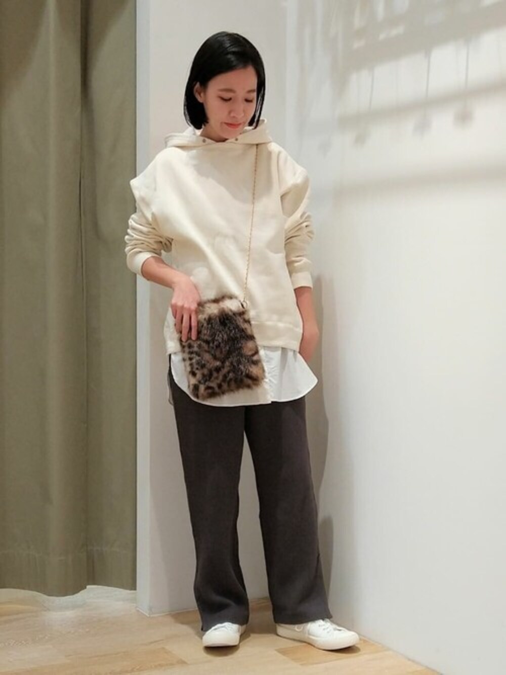 ホワイト系のパーカー、ホワイト系のTシャツ/カットソー、グレー系のその他パンツを着用したレディースの冬コーディネートの1枚目の写真