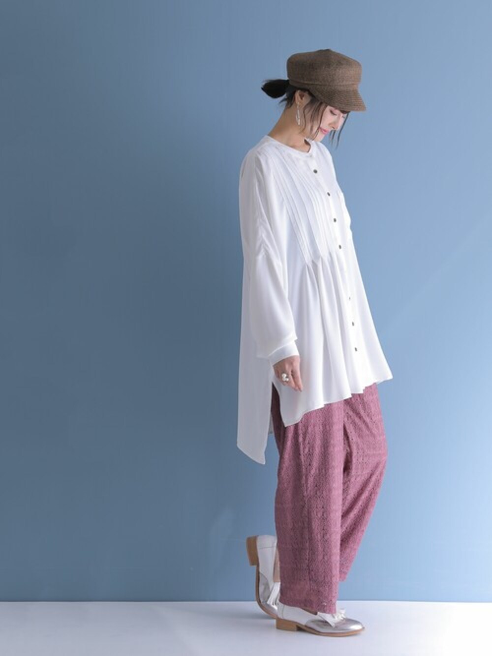 ピンク系のその他パンツ、ホワイト系のシャツ/ブラウスを着用したレディースの春コーディネートの1枚目の写真