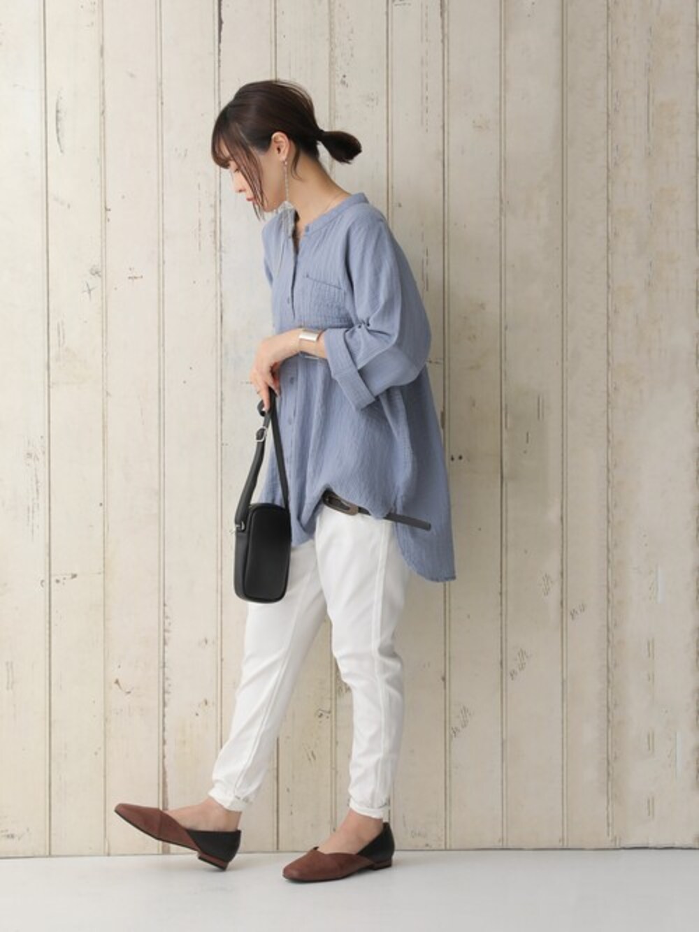 ホワイト系のその他パンツ、ブルー系のシャツ/ブラウスを着用したレディースの春コーディネートの1枚目の写真