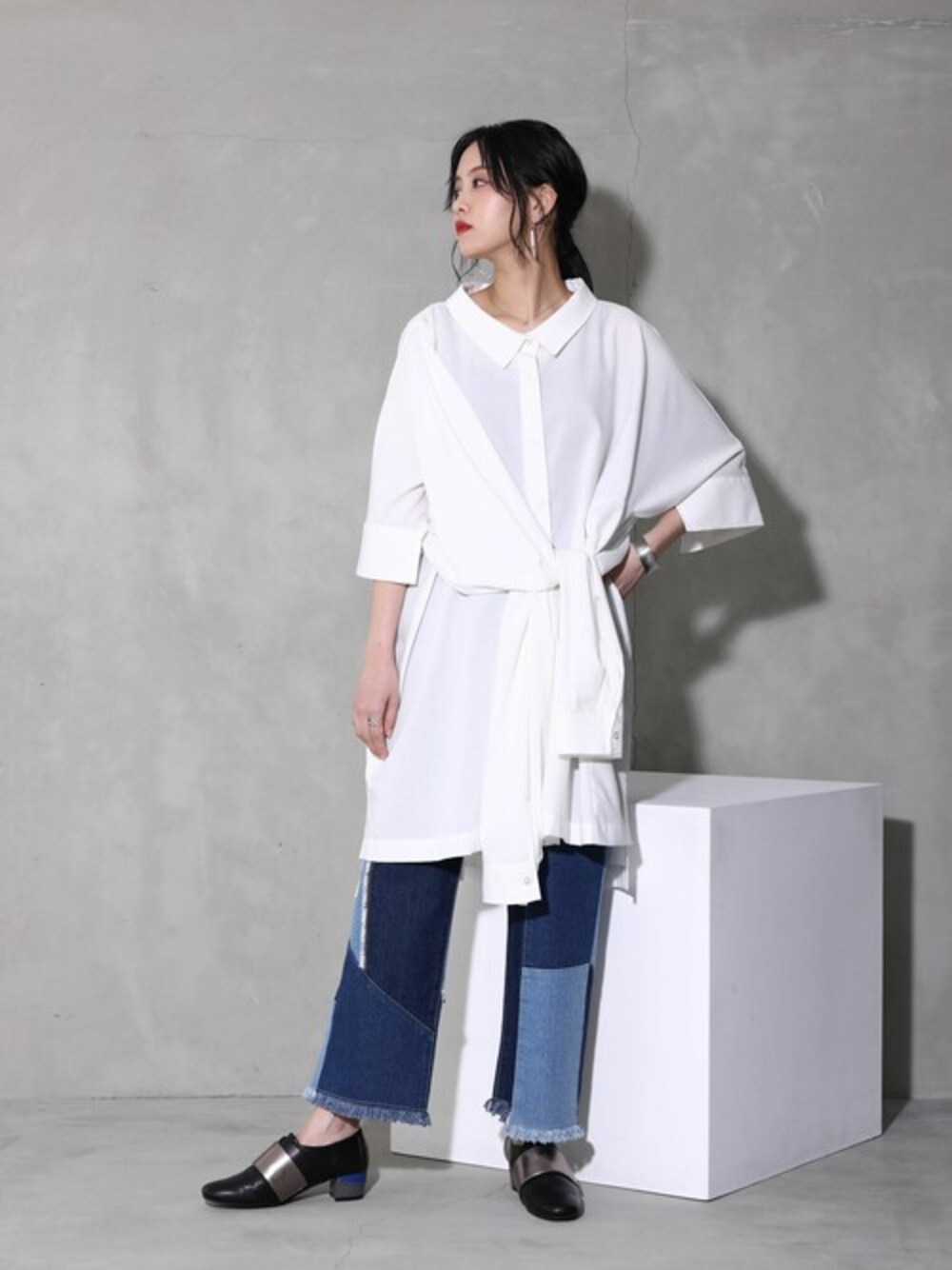 ブルー系のデニムパンツ、ホワイト系のシャツ/ブラウスを着用したレディースの春コーディネートの1枚目の写真