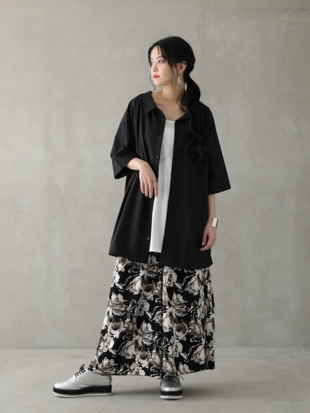 ブラック系のその他パンツ、ブラック系のシャツ/ブラウスを着用したレディースの春コーディネートの1枚目の写真