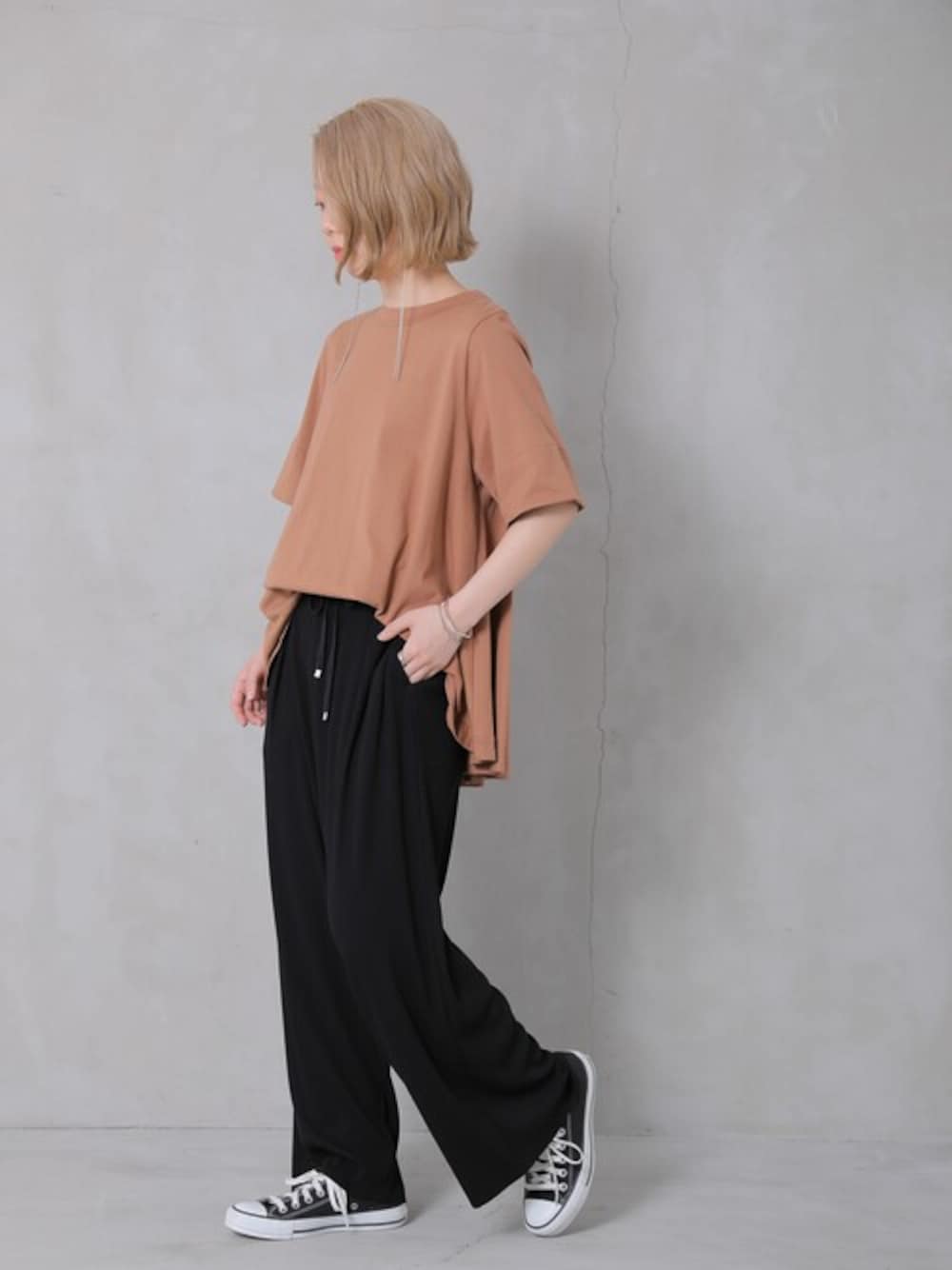 ブラック系のその他パンツ、ブラウン系のTシャツ/カットソーを着用したレディースの夏コーディネートの1枚目の写真