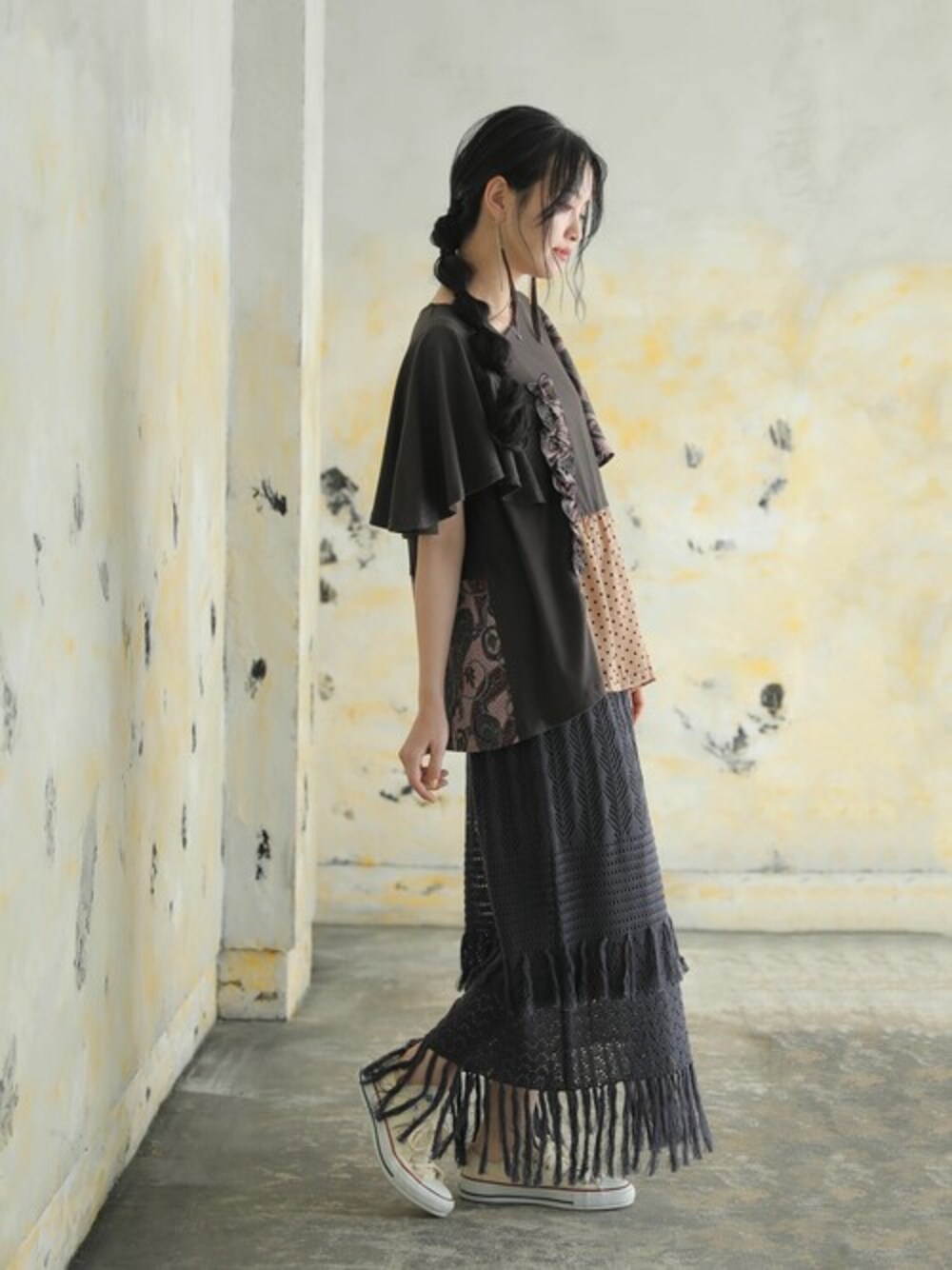 ブルー系のスカート、グレー系のTシャツ/カットソーを着用したレディースの夏コーディネートの1枚目の写真