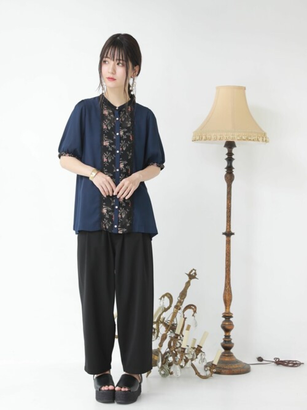 ブルー系のシャツ/ブラウス、ブラック系のその他パンツ、ブラック系のサンダルを着用したレディースの夏コーディネートの1枚目の写真