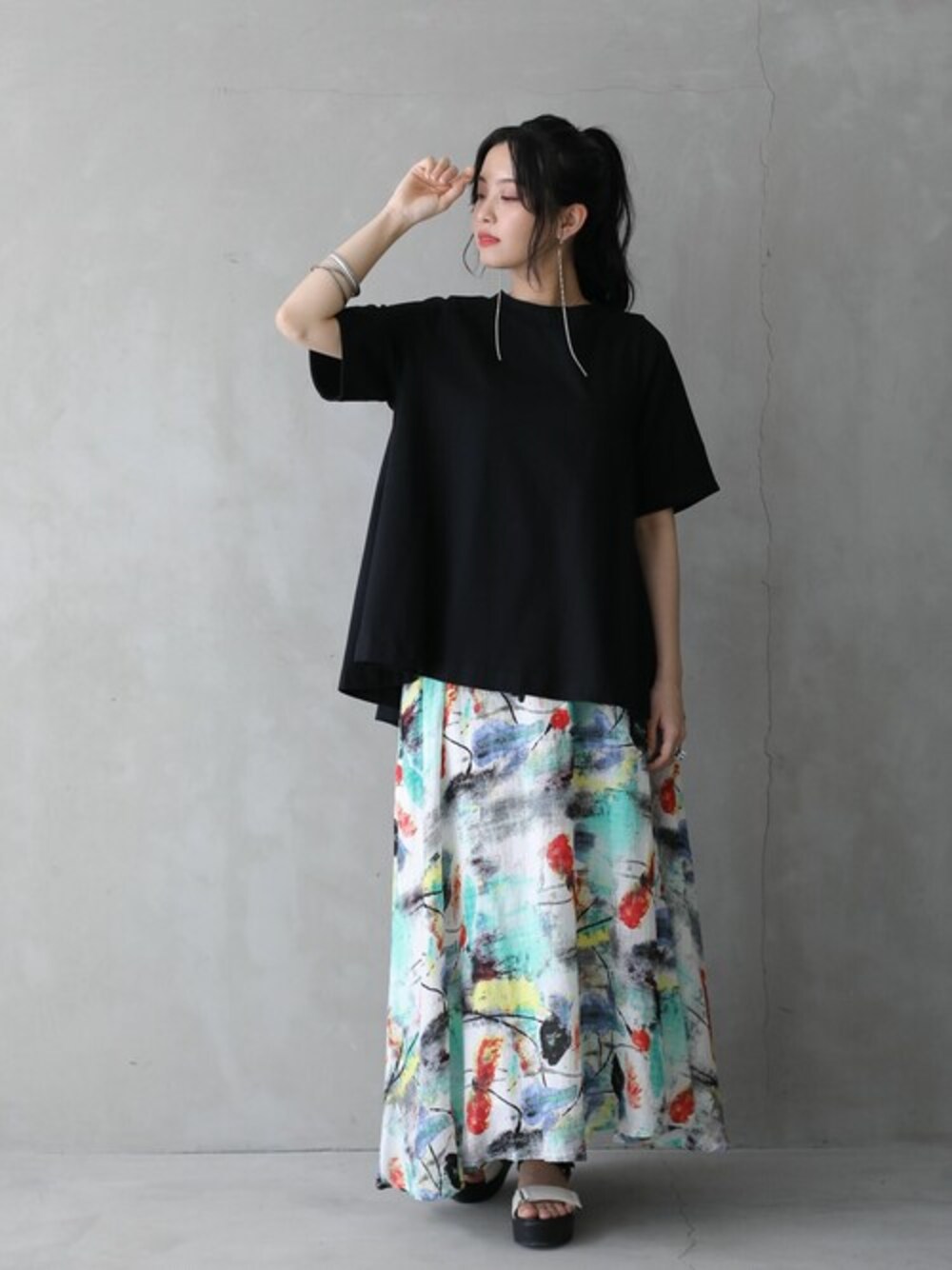 ブラック系のTシャツ/カットソー、グリーン系のスカートを着用したレディースの夏コーディネートの1枚目の写真