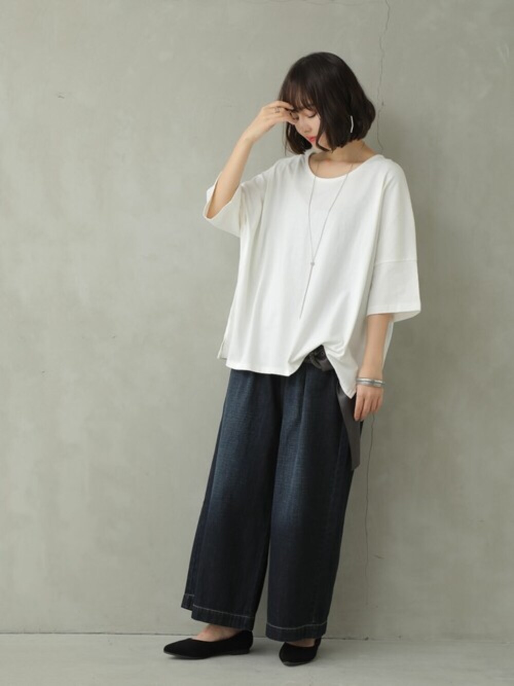 ホワイト系のTシャツ/カットソーを着用したレディースの夏コーディネートの1枚目の写真