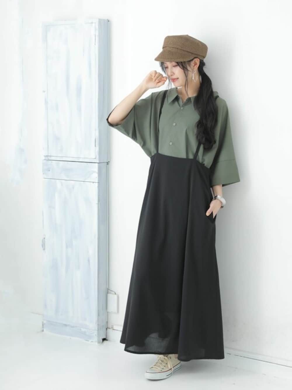 ブラック系のジャンパースカート、グリーン系のシャツ/ブラウスを着用したレディースの夏コーディネートの1枚目の写真