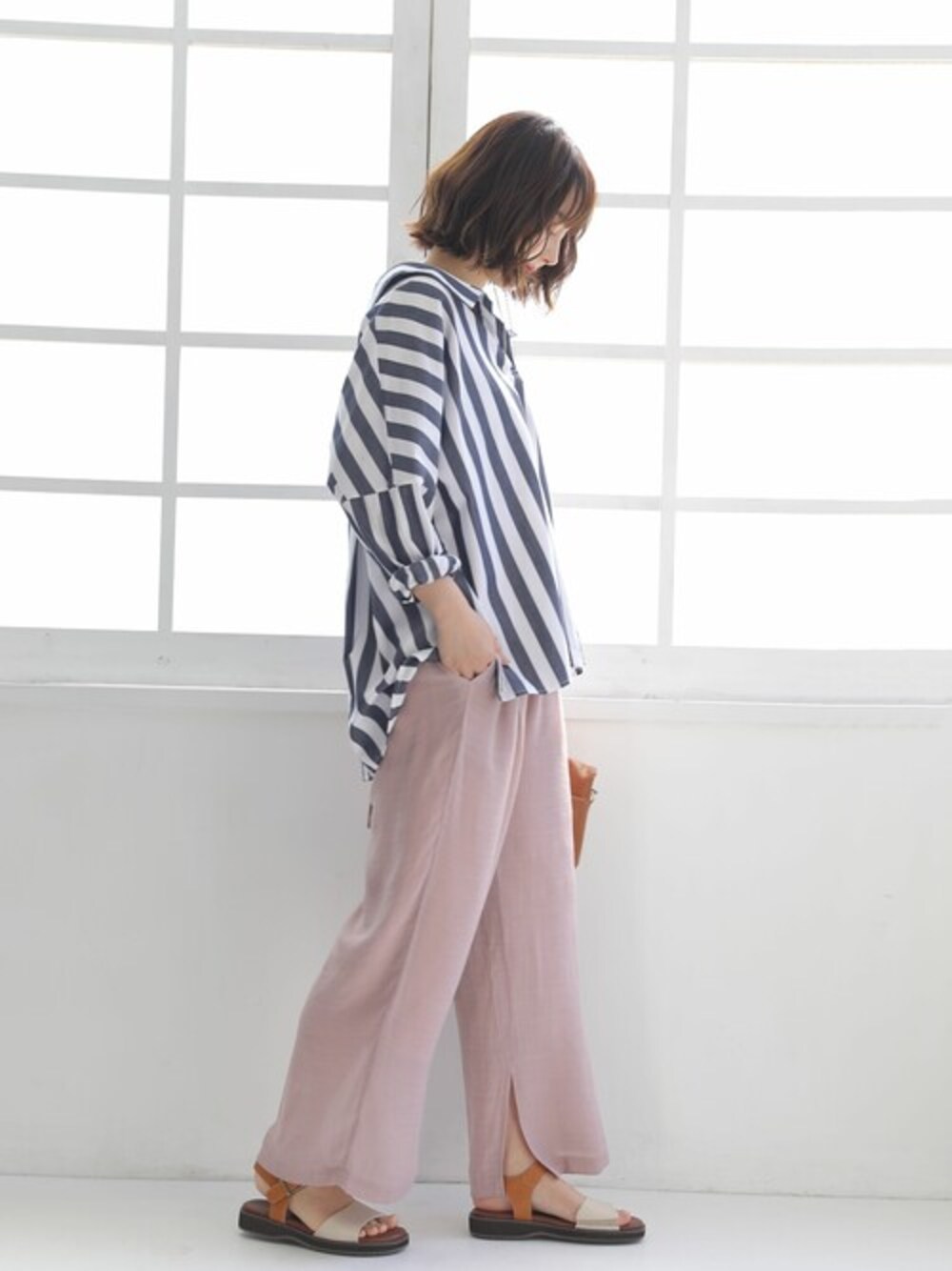 ピンク系のその他パンツ、ブルー系のシャツ/ブラウスを着用したレディースの夏コーディネートの1枚目の写真