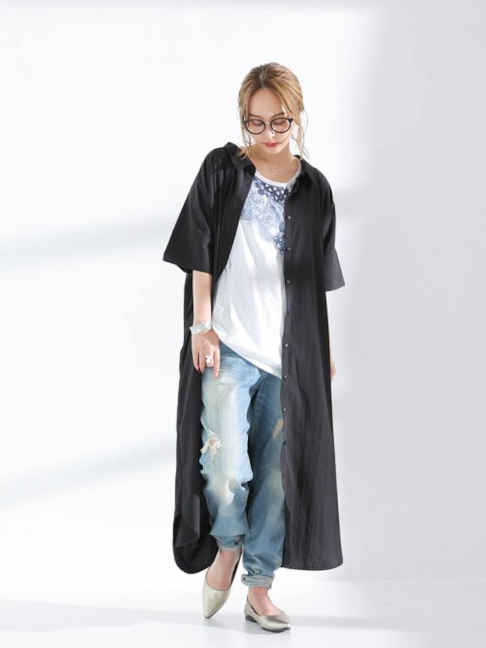 ブルー系のデニムパンツ、ホワイト系のTシャツ/カットソー、ブラック系のシャツワンピースを着用したレディースの夏コーディネートの1枚目の写真
