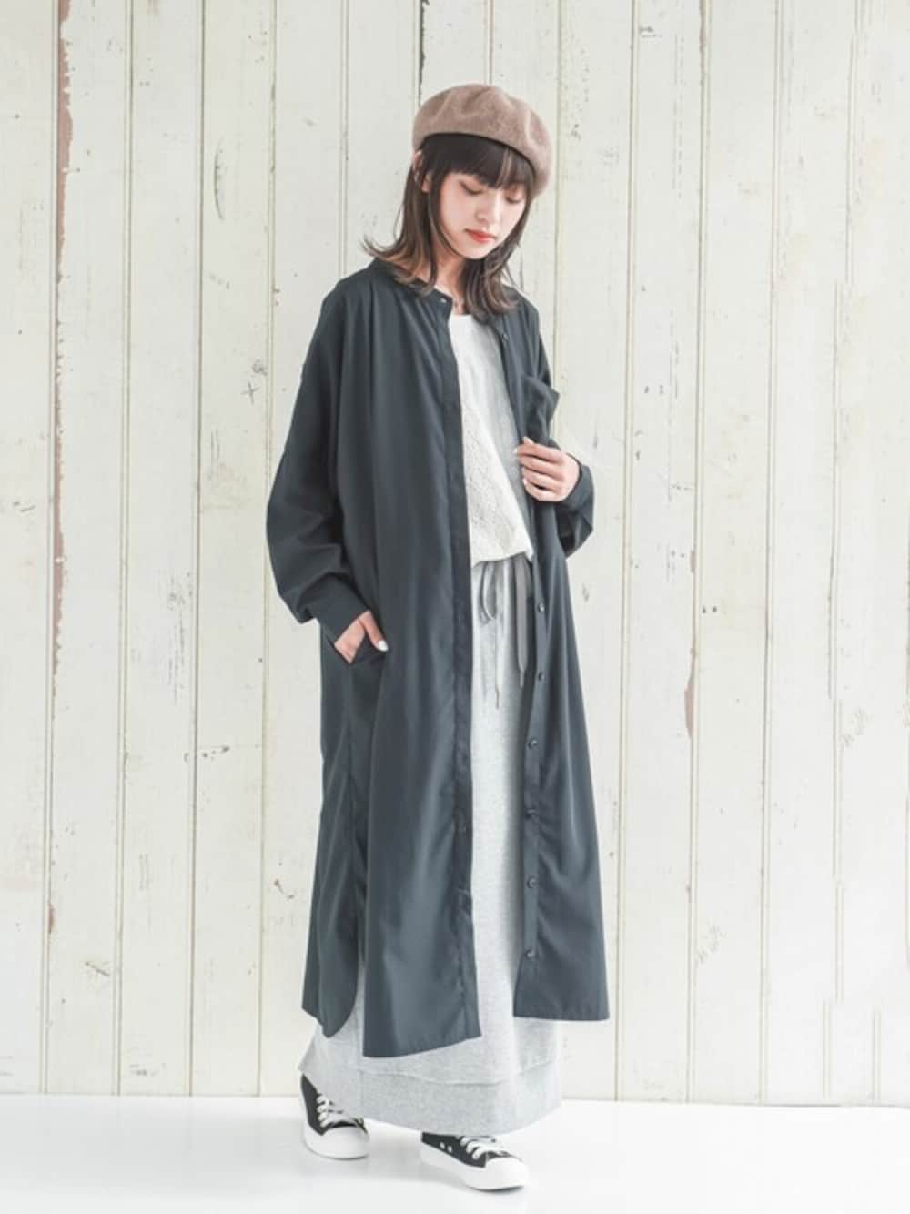 「ロングシャツ、レイヤードスタイル、シャツワンピ、カジュアルコーデ、着回しコーデ、オシャレウォーカー、オトナカジュアル、バンドカラーシャツ、n'Or、osharewalker」｜「osharewalkerの『バンドカラーシャツワンピース』（シャツワンピース、ブラック系）」を使った、osharewalker staffさん（レディース・158cm）の秋コーディネートの1枚目の写真