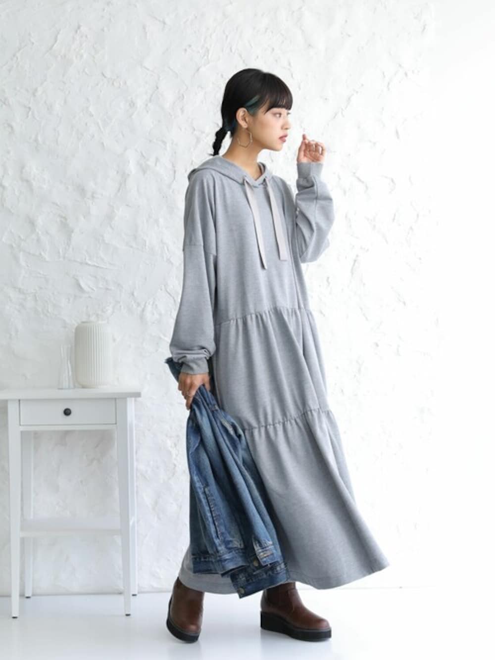 グレー系のワンピース、ブルー系のデニムジャケットを着用したレディースの秋コーディネートの1枚目の写真