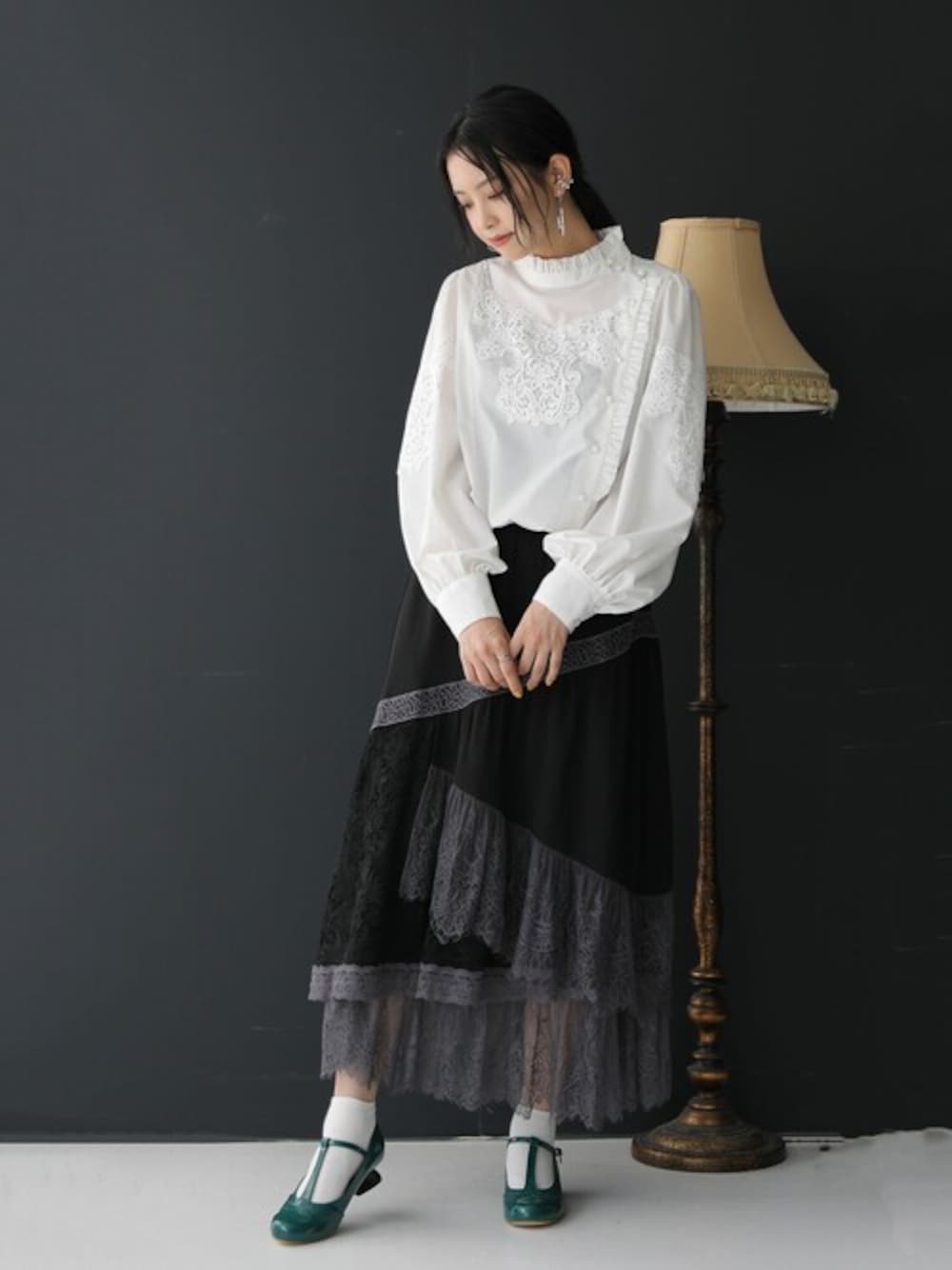 ホワイト系のシャツ/ブラウスを着用したレディースの秋コーディネートの1枚目の写真