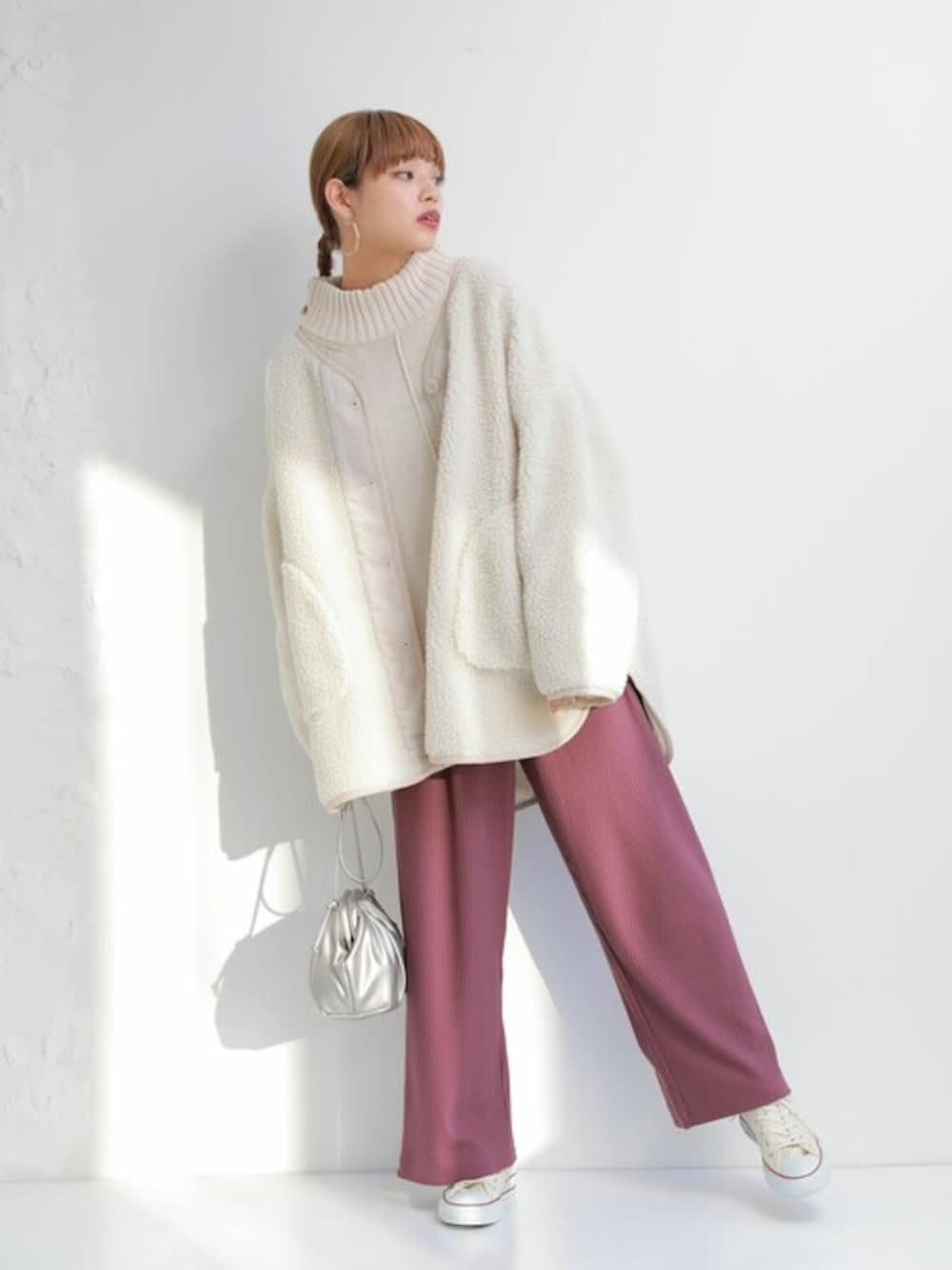 ピンク系のその他パンツ、ベージュ系のニット/セーターを着用したレディースの秋コーディネートの1枚目の写真