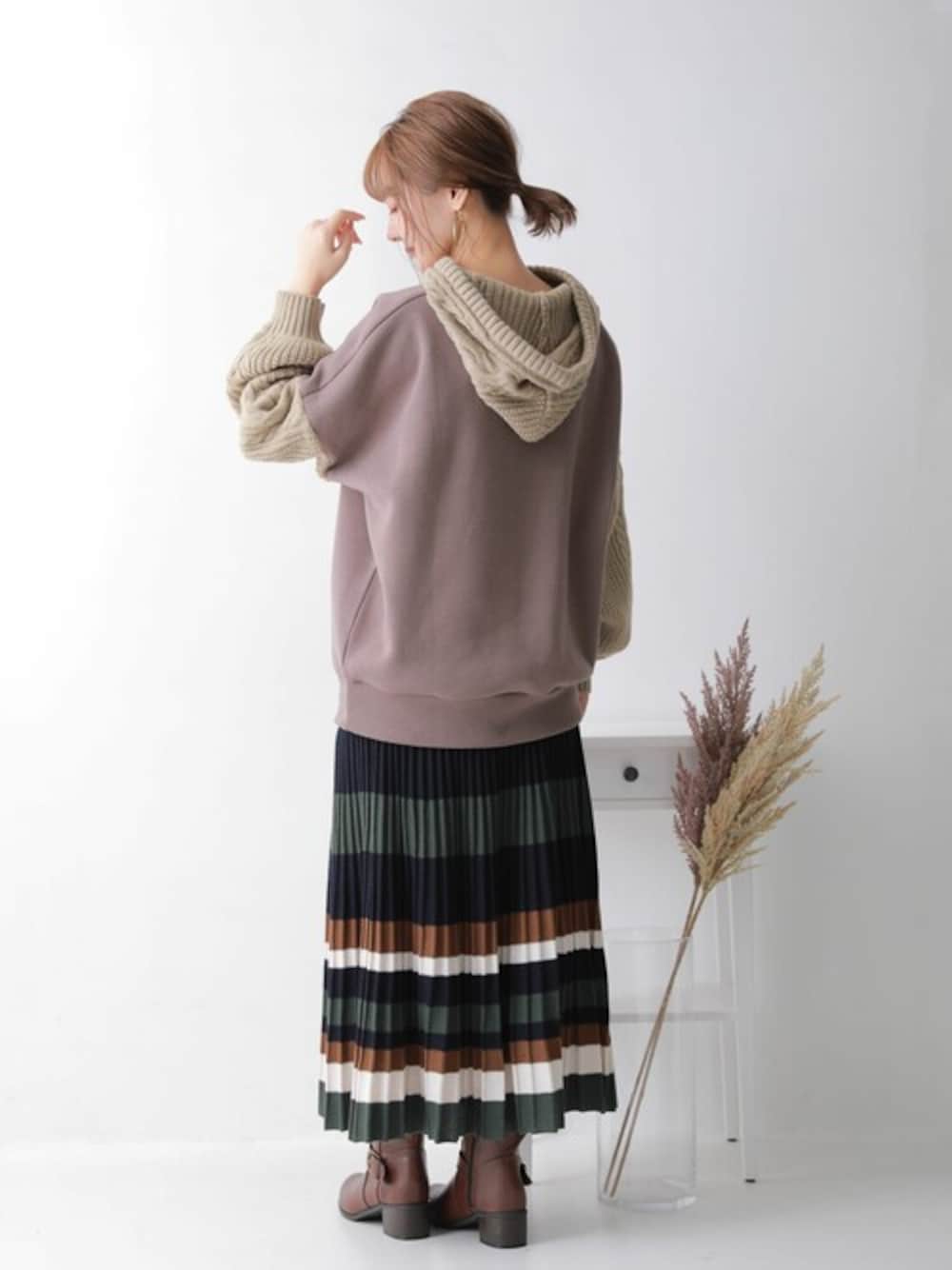 ブラウン系のパーカーを着用したレディースの冬コーディネートの1枚目の写真