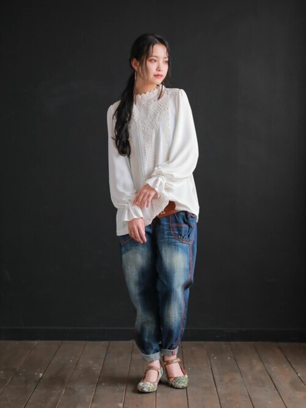 ホワイト系のシャツ/ブラウス、ブルー系のデニムパンツを着用したレディースの冬コーディネートの1枚目の写真