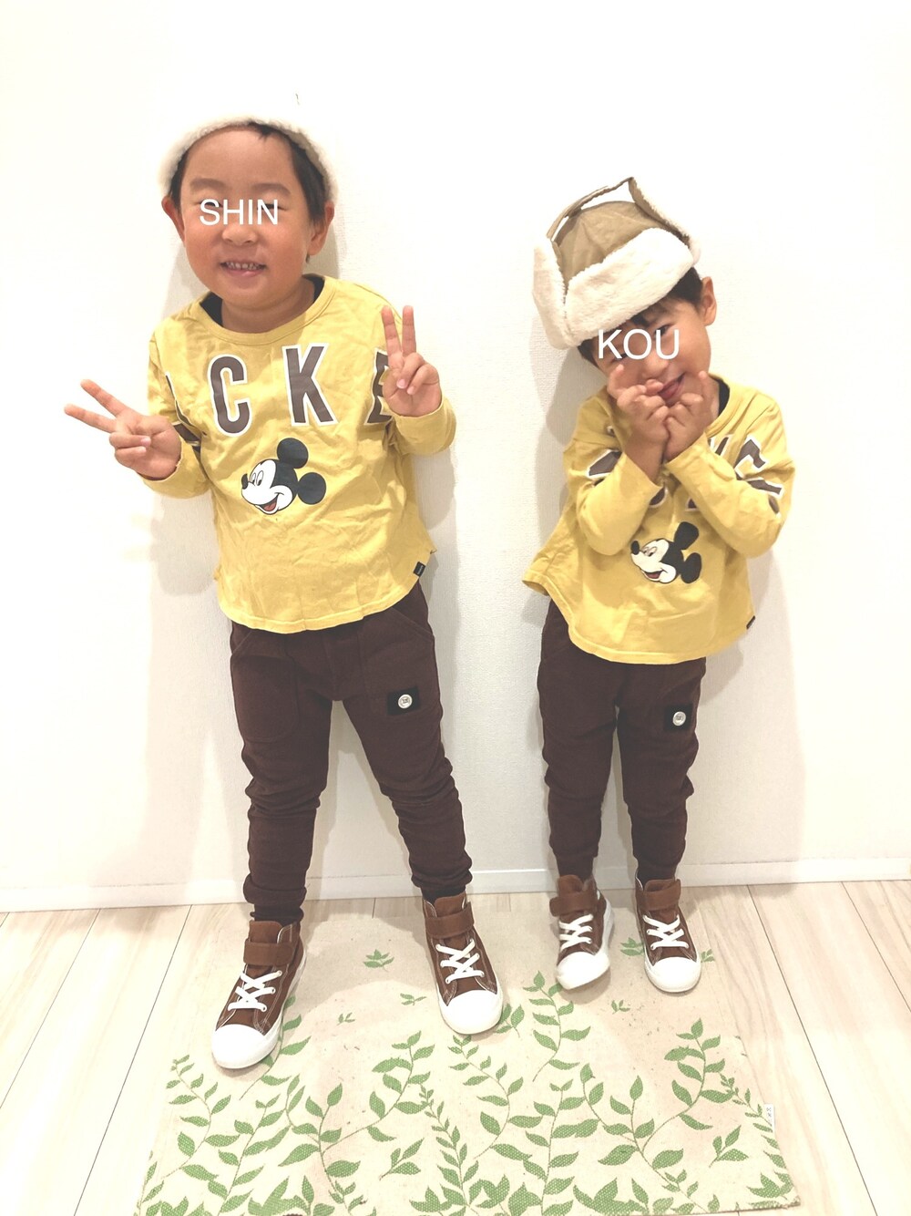 ベージュ系のトップス、ブラウン系のその他パンツ、ブラウン系のその他パンツを着用したキッズの秋コーディネートの1枚目の写真