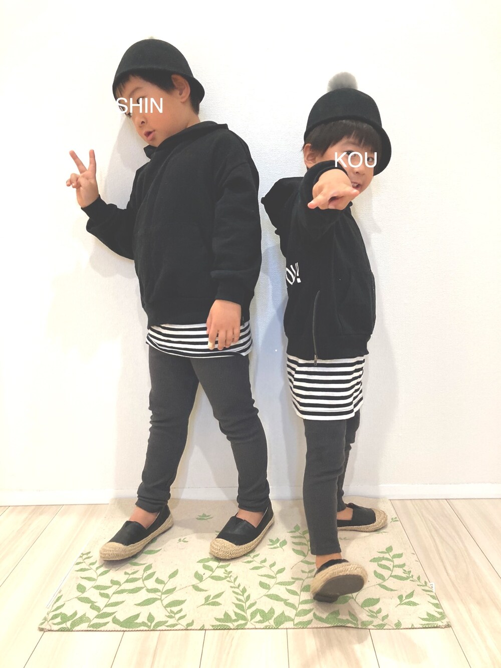 「おそろコーデ、きょうだいコーデ、おとこのこーで、オールブラック、モノトーン、スリッポン、レイヤードスタイル、ジョッキーハット、パーカー、レギンス」｜「BRANSHESのウールフェルトジョッキーハット（ハット、ブラック系）」を使った、S♡K♡K♡さん（キッズ・110cm）の冬コーディネートの1枚目の写真