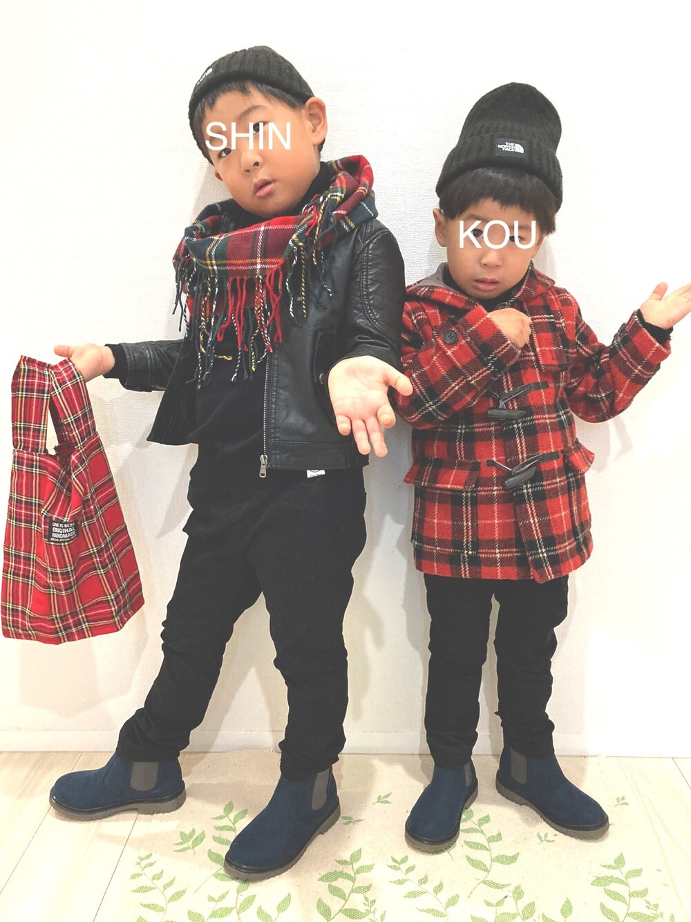 「きょうだいコーデ、おとこのこーで、年末WEAR感謝祭、クリスマス、赤チェック、タートルネック、ダッフルコート、マフラーぐるぐる、チェックバッグ、レザージャケット」｜「THE NORTH FACEの【WEB限定】THE NORTH FACE/ザ・ノースフェイス Kids' Cappucho Lid（キャップ、ブラック系）」を使った、S♡K♡K♡さん（キッズ・110cm）の冬コーディネートの1枚目の写真
