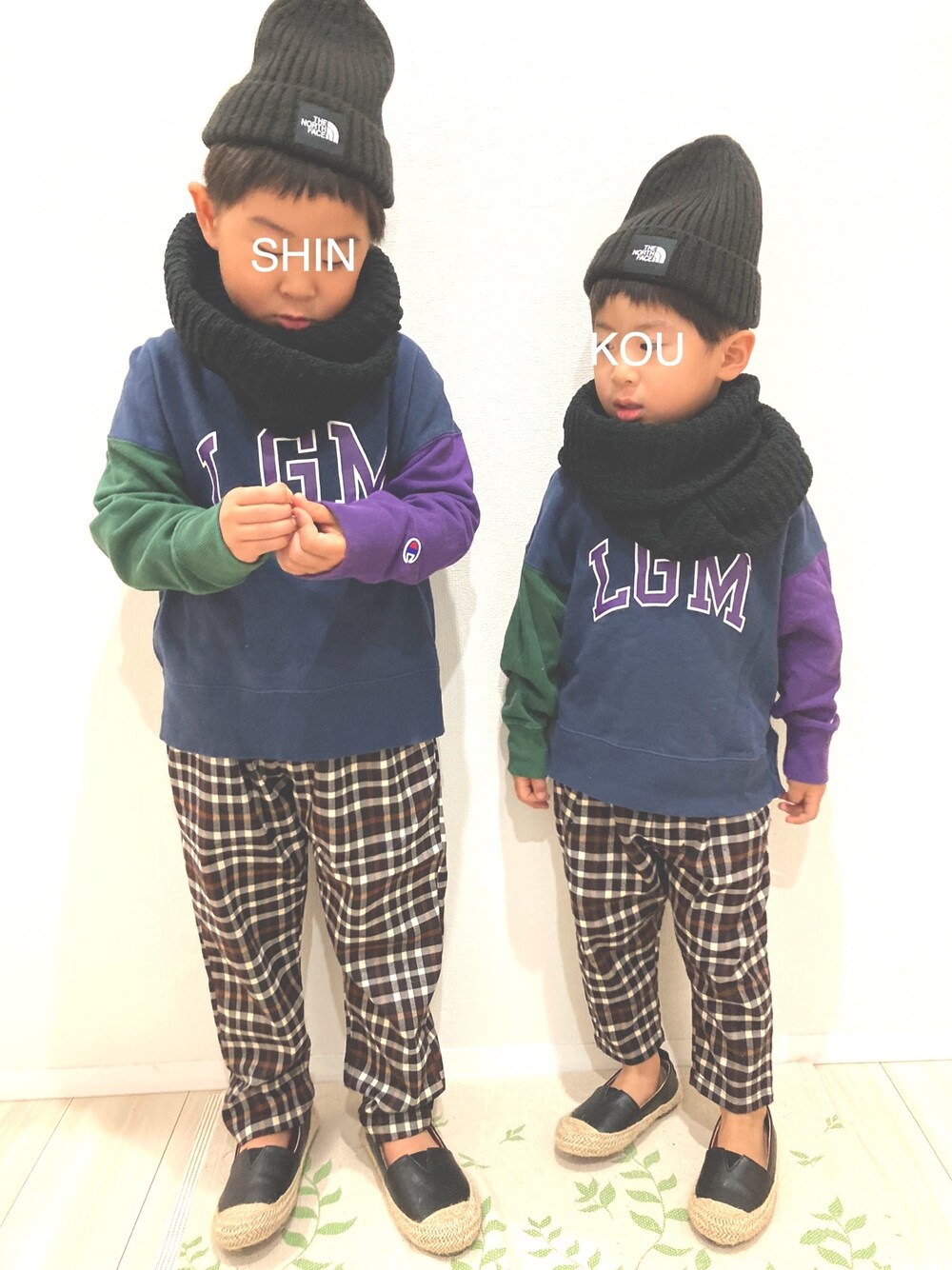 「おそろコーデ、きょうだいコーデ、おとこのこーで、マフラーぐるぐる、ニット帽、スウェット、チエックパンツ、スリッポン」｜「THE NORTH FACEの【WEB限定】THE NORTH FACE/ザ・ノースフェイス Kids' Cappucho Lid（キャップ、ブラック系）」を使った、S♡K♡K♡さん（キッズ・110cm）の冬コーディネートの1枚目の写真