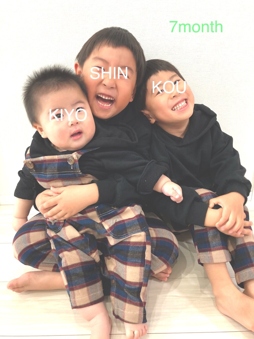 「おそろコーデ、きょうだいコーデ、おとこのこーで、サロペット、チェックパンツ、パーカー、おしゃれさんと繋がりたい、休日スタイル、キッズファッション、カジュアルコーデ」｜「BRANSHESのサイドファスナーパーカー（パーカー、ブラック系）」を使った、S♡K♡K♡さん（キッズ・110cm）の冬コーディネートの1枚目の写真