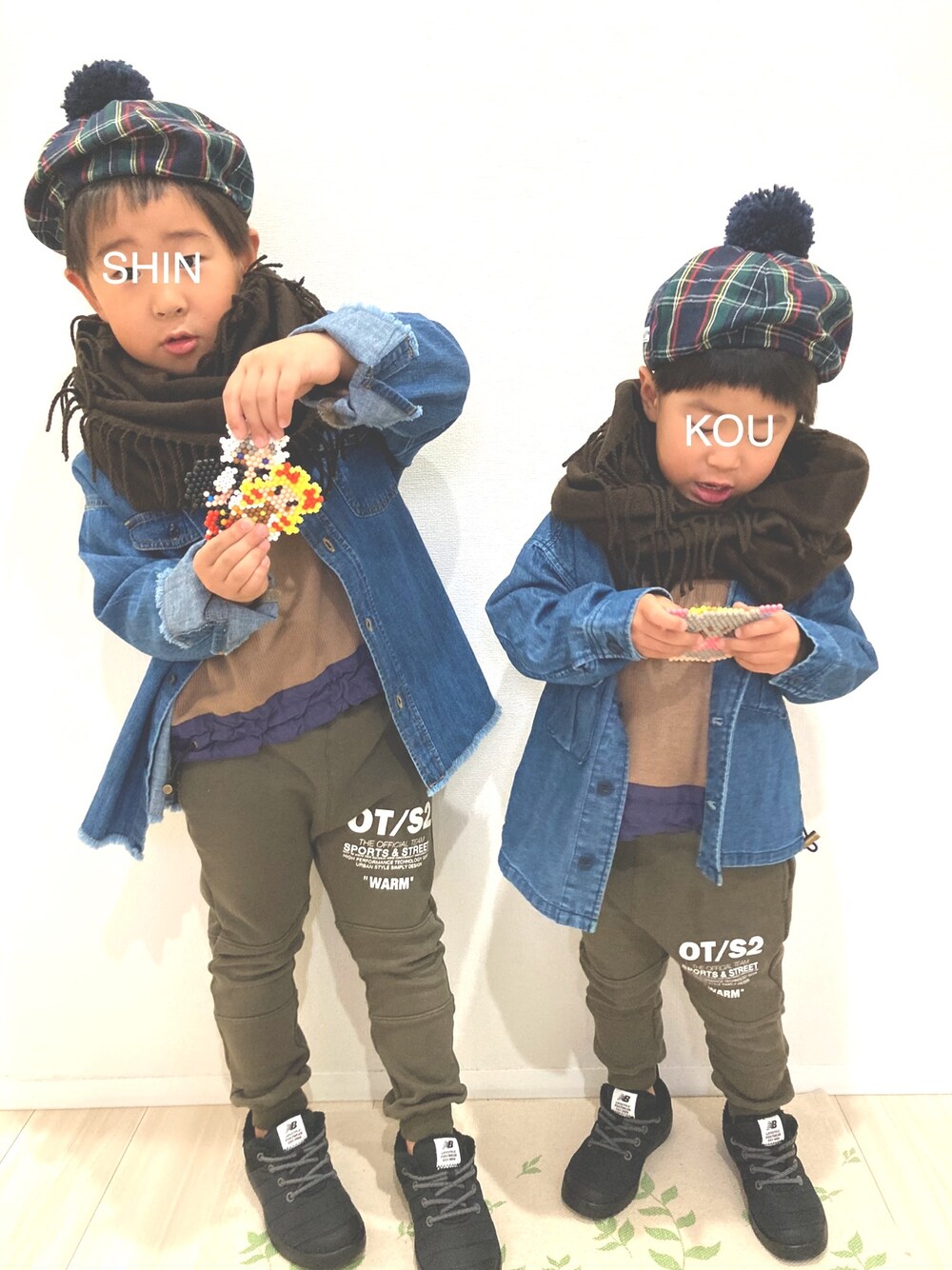 ブルー系のシャツ/ブラウス、ブラウン系のトップス、グリーン系のパンツを着用したキッズの冬コーディネートの1枚目の写真