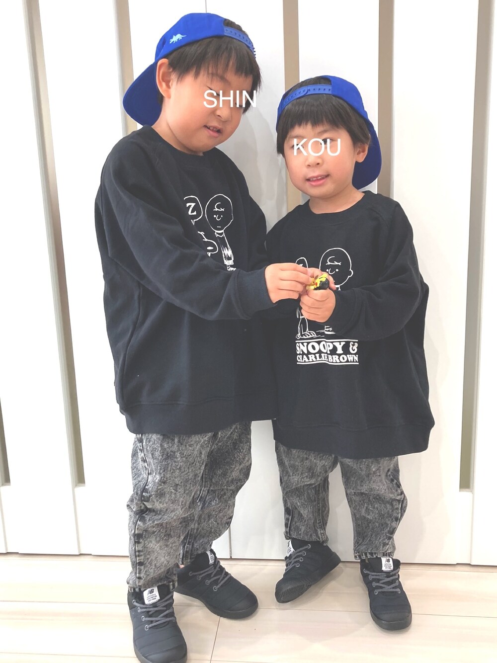 「おそろコーデ、リンクコーデ、きょうだいコーデ、おとこのこーで、デニム、スニーカー、キャップ後ろかぶり、キャップ、スウェット、ストリート」｜「BREEZEの恐竜キャップ（キャップ、ブルー系）」を使った、S♡K♡K♡さん（キッズ・110cm）の冬コーディネートの1枚目の写真