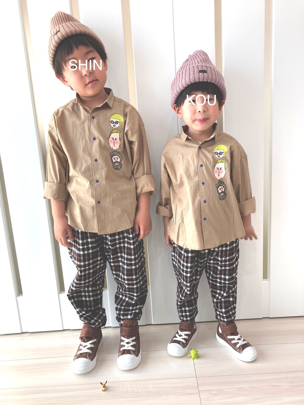 「おそろコーデ、リンクコーデ、きょうだいコーデ、おとこのこーで、シャツスタイル、チェックパンツ、ハイカットスニーカー、ニット帽、ブラウンコーデ、チョコ色に染まれ」｜「しまむらのアイテム（ニットキャップ/ビーニー、ピンク系）」を使った、S♡K♡K♡さん（キッズ・110cm）の冬コーディネートの1枚目の写真