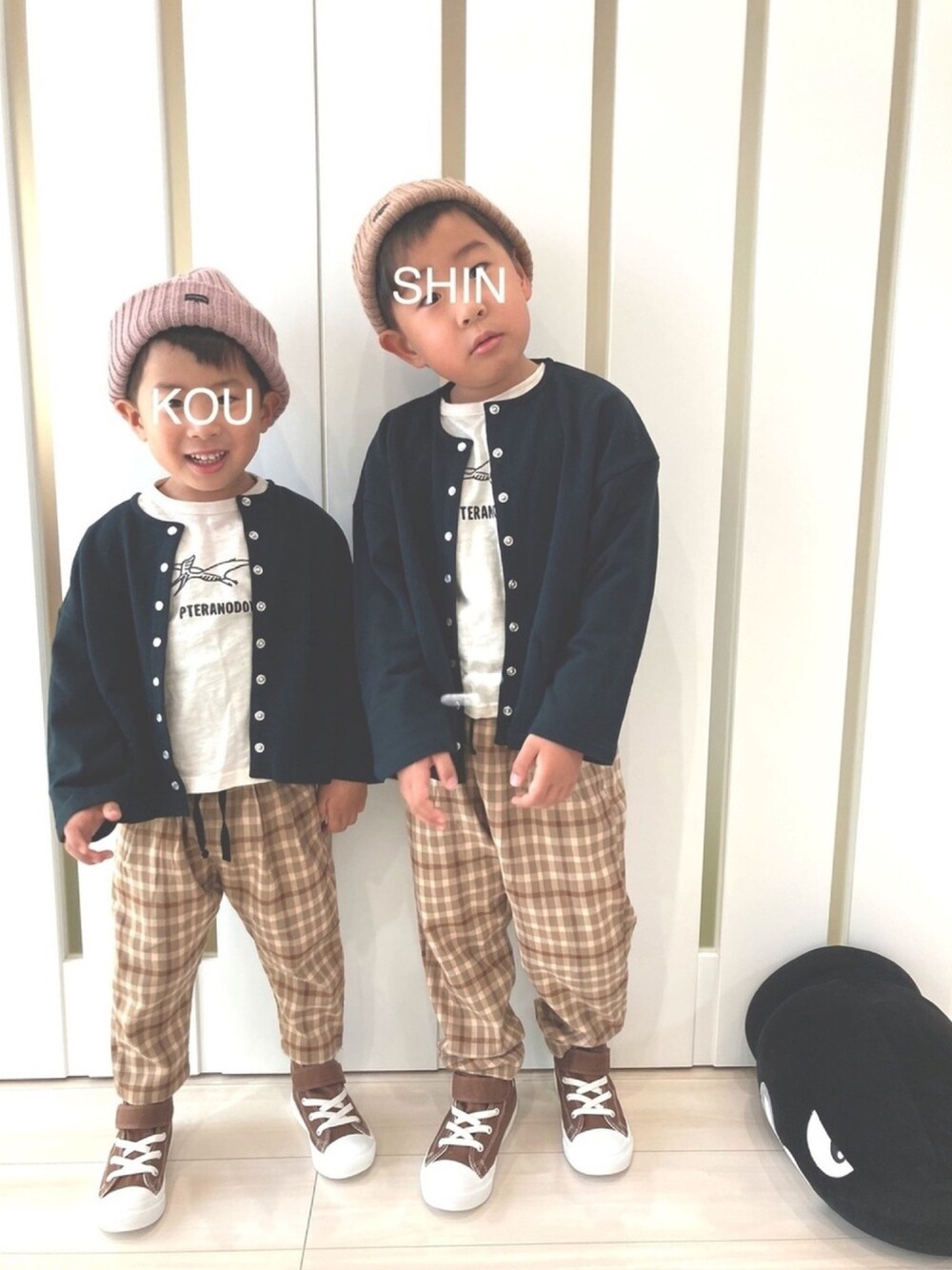 「おそろコーデ、リンクコーデ、きょうだいコーデ、おとこのこーで、ニット帽、カーディガン、恐竜、チェックパンツ、ハイカットスニーカー、ロンT」｜「しまむらのアイテム（ニットキャップ/ビーニー、ベージュ系）」を使った、S♡K♡K♡さん（キッズ・110cm）の冬コーディネートの1枚目の写真