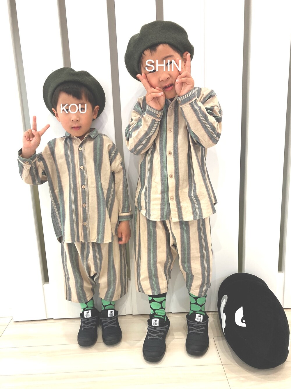 「おそろコーデ、きょうだいコーデ、おとこのこーで、ストライプシャツ、ハーフパンツ、ベレー帽、スニーカー、グリーン、くすみカラー、セットアップ」｜「Ampersandの/ベーシックベレー帽（ハンチング/ベレー帽、グリーン系）」を使った、S♡K♡K♡さん（キッズ・110cm）の冬コーディネートの1枚目の写真