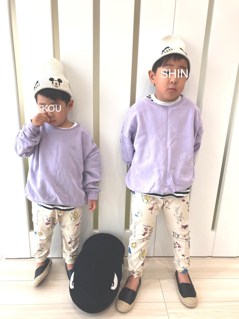 「おそろコーデ、きょうだいコーデ、おとこのこーで、ニット帽、スウェット、春カラー、パープル、淡色コーデ、レイヤード、スリッポン」｜「H&Mのアイテム（ニットキャップ/ビーニー、ホワイト系）」を使った、S♡K♡K♡さん（キッズ・110cm）の春コーディネートの1枚目の写真