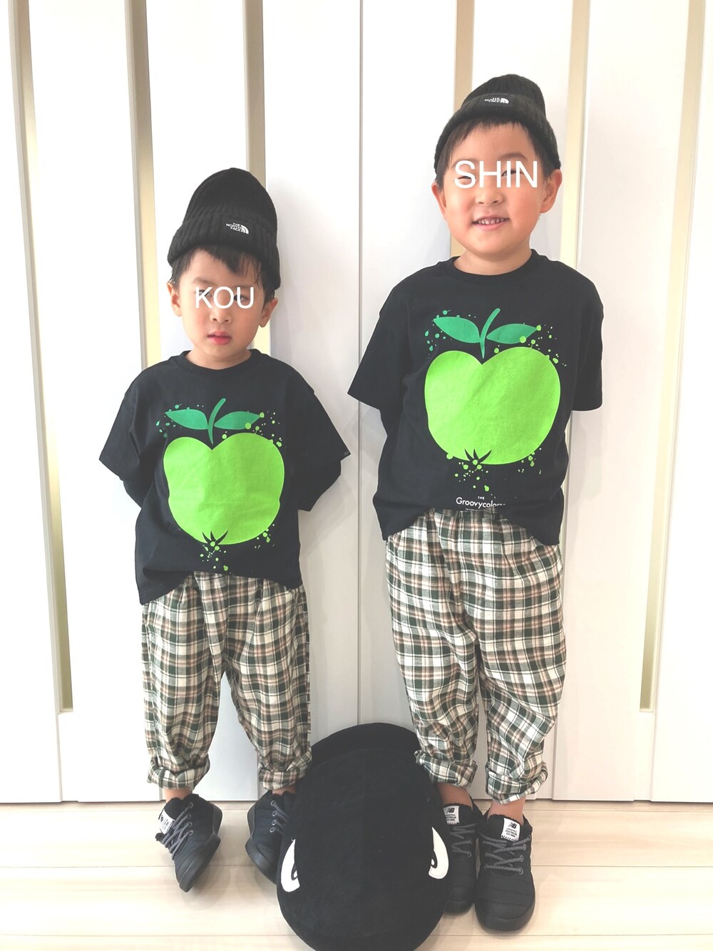 「おそろコーデ、きょうだいコーデ、おとこのこーで、チェックパンツ、ニット帽、Tシャツ、スニーカー、グリーン、カジュアルコーデ、タックイン」｜「THE NORTH FACEの【WEB限定】THE NORTH FACE/ザ・ノースフェイス Kids' Cappucho Lid（キャップ、ブラック系）」を使った、S♡K♡K♡さん（キッズ・110cm）の春コーディネートの1枚目の写真